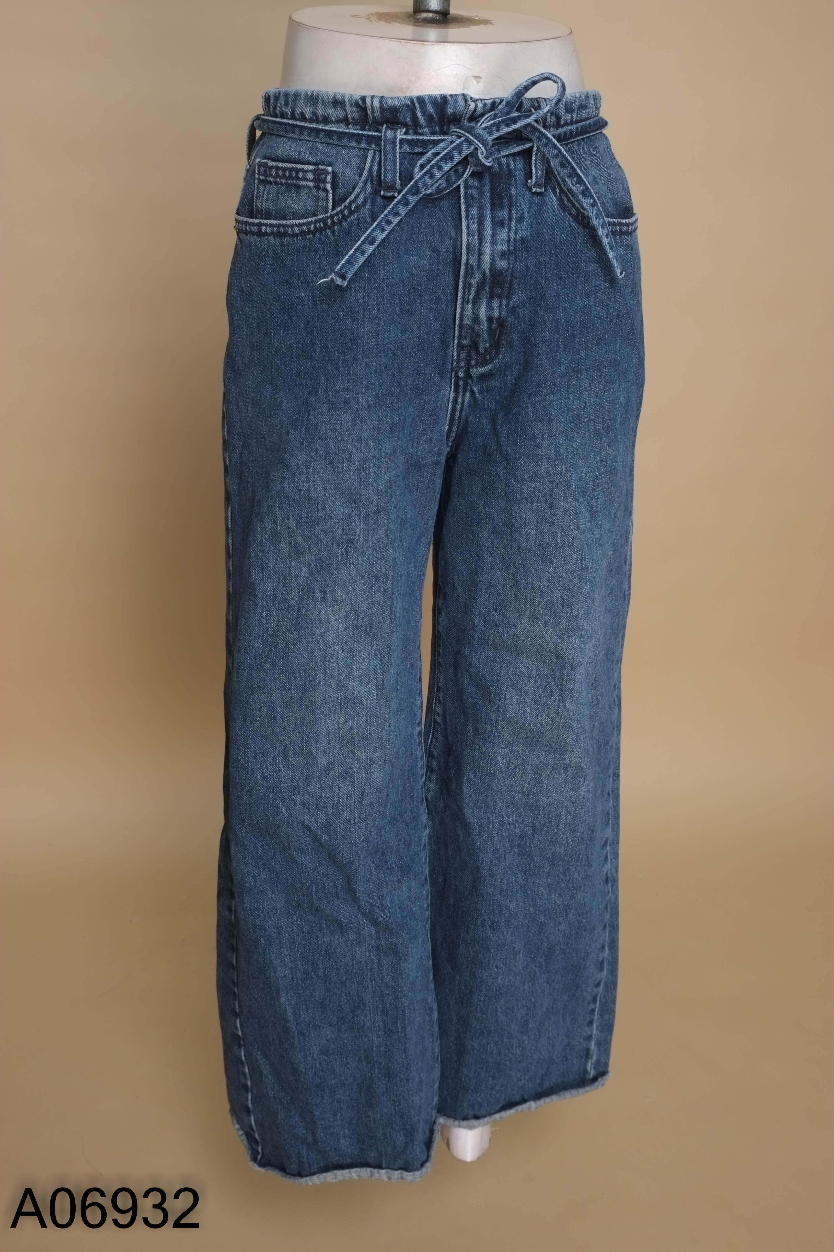 Quần jeans xanh phối đai