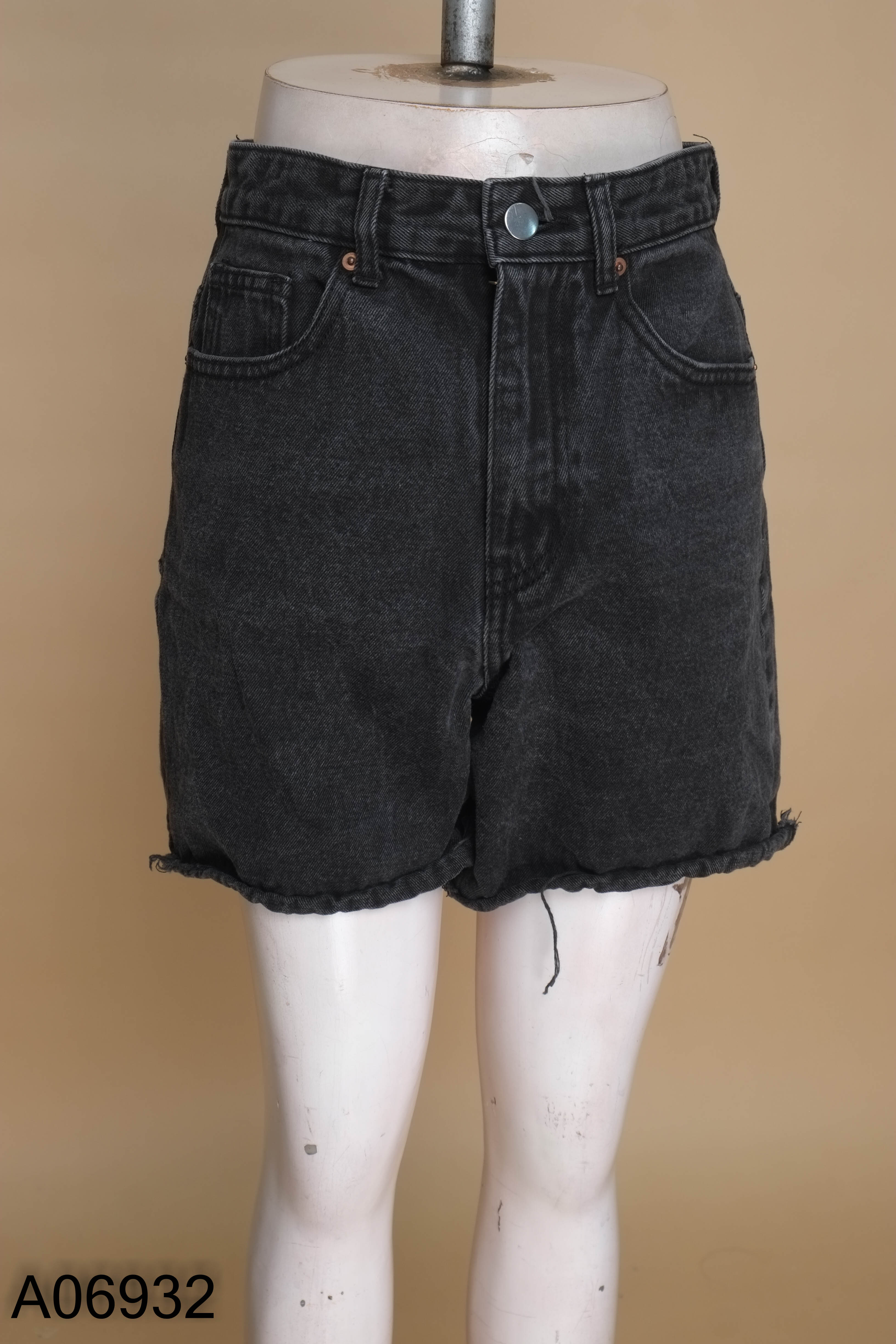 Quần shorts jeans đen