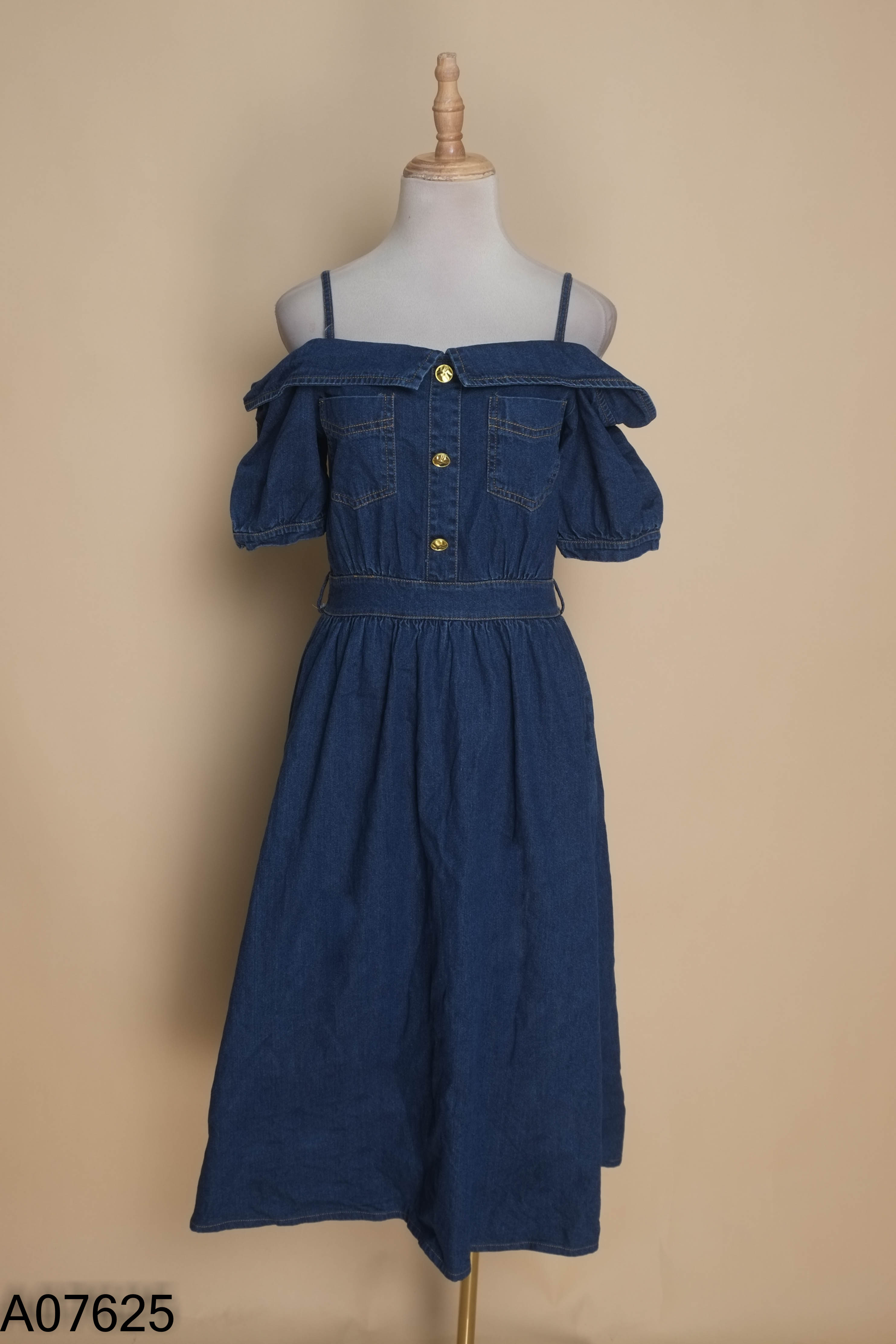 Váy jeans xanh bệt vai