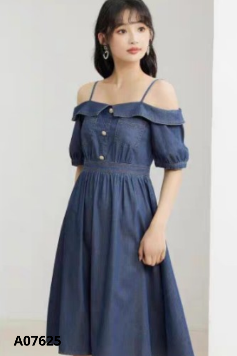 Váy jeans xanh bệt vai