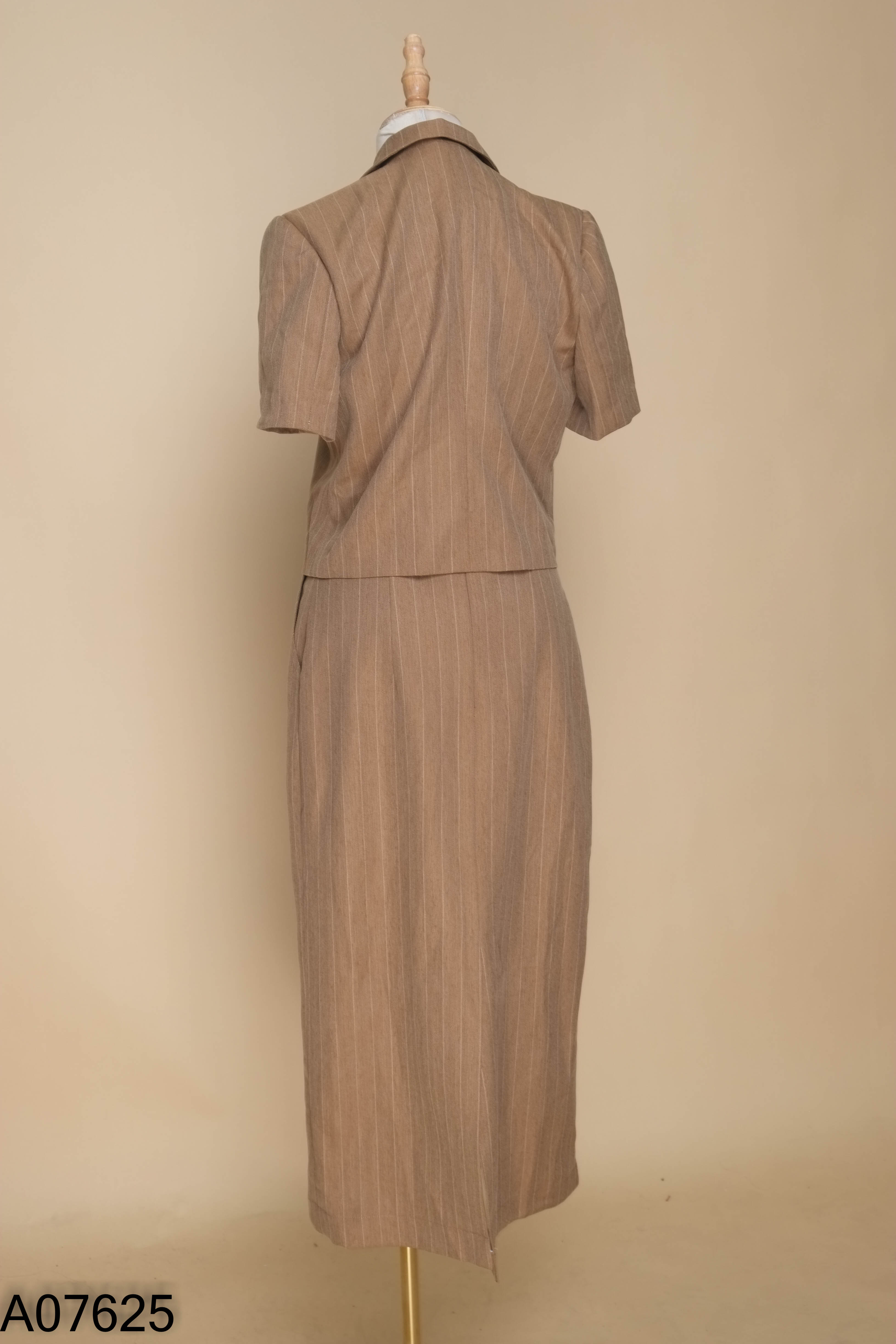 Set LIPA CLOTHING nâu sọc áo kiểu + chân váy