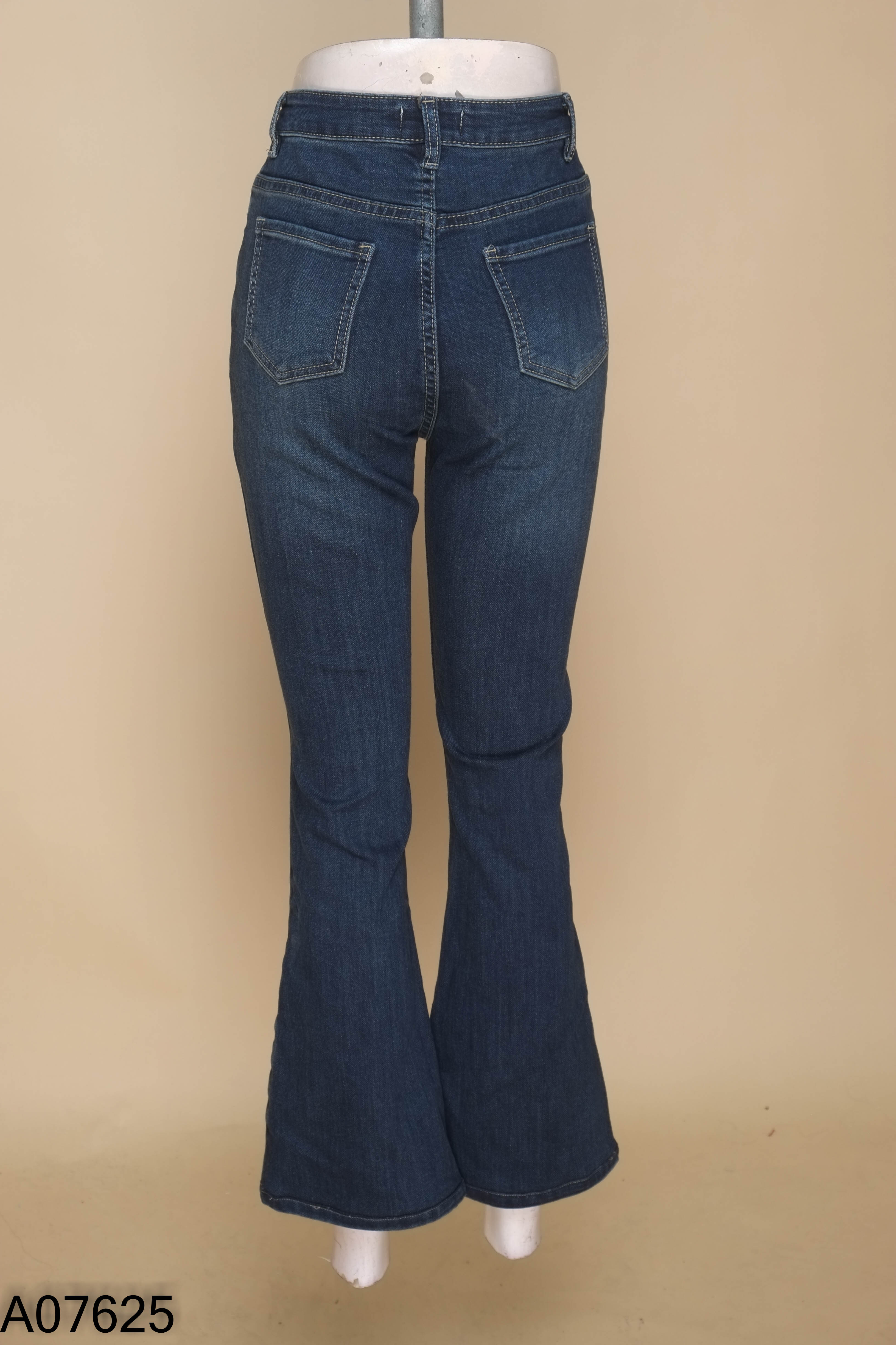 Quần jeans xanh ống loe