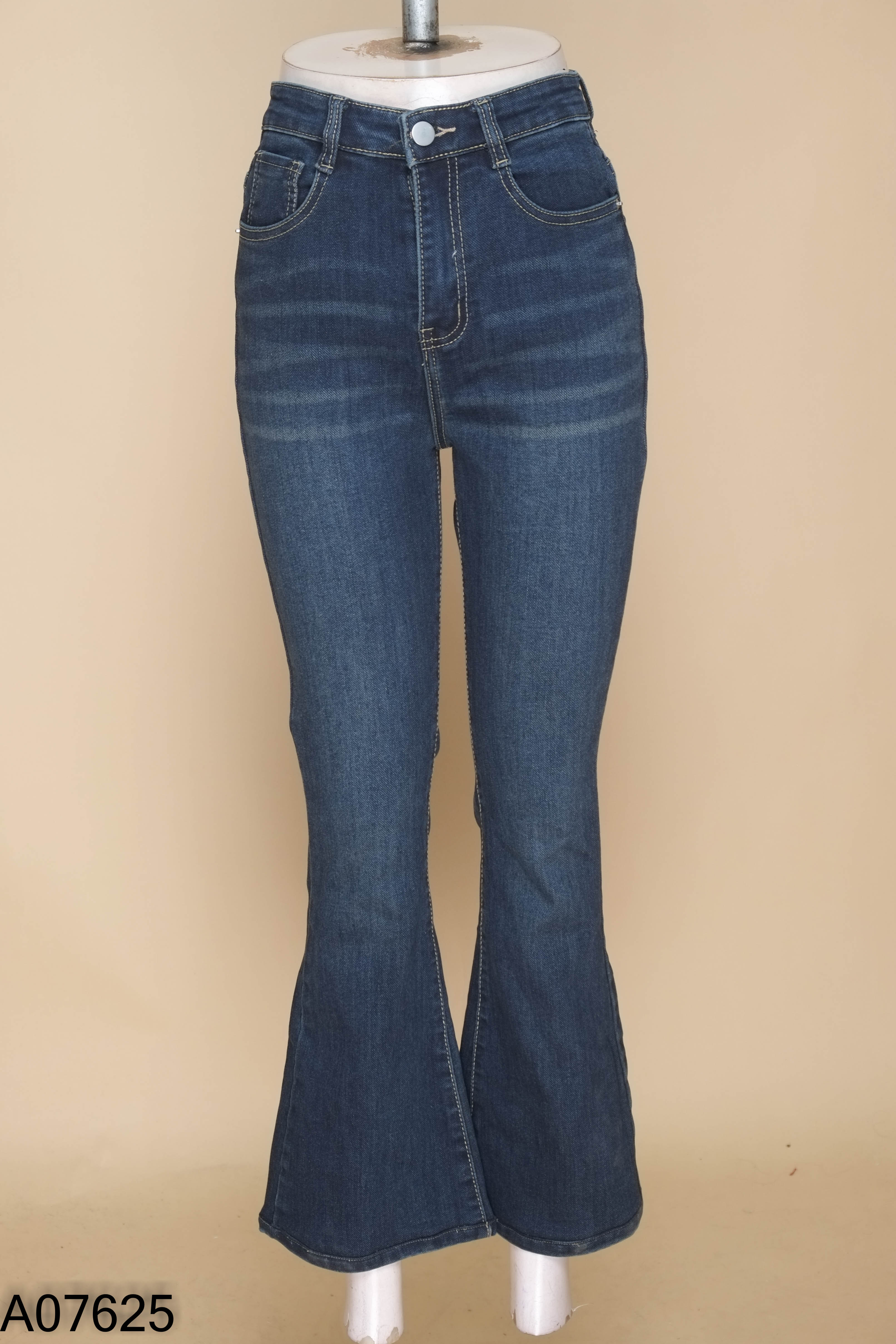 Quần jeans xanh ống loe