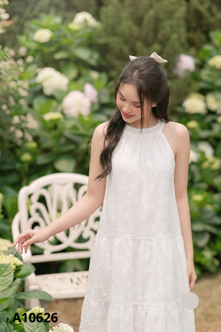 Váy cổ yếm trắng thêu hoa