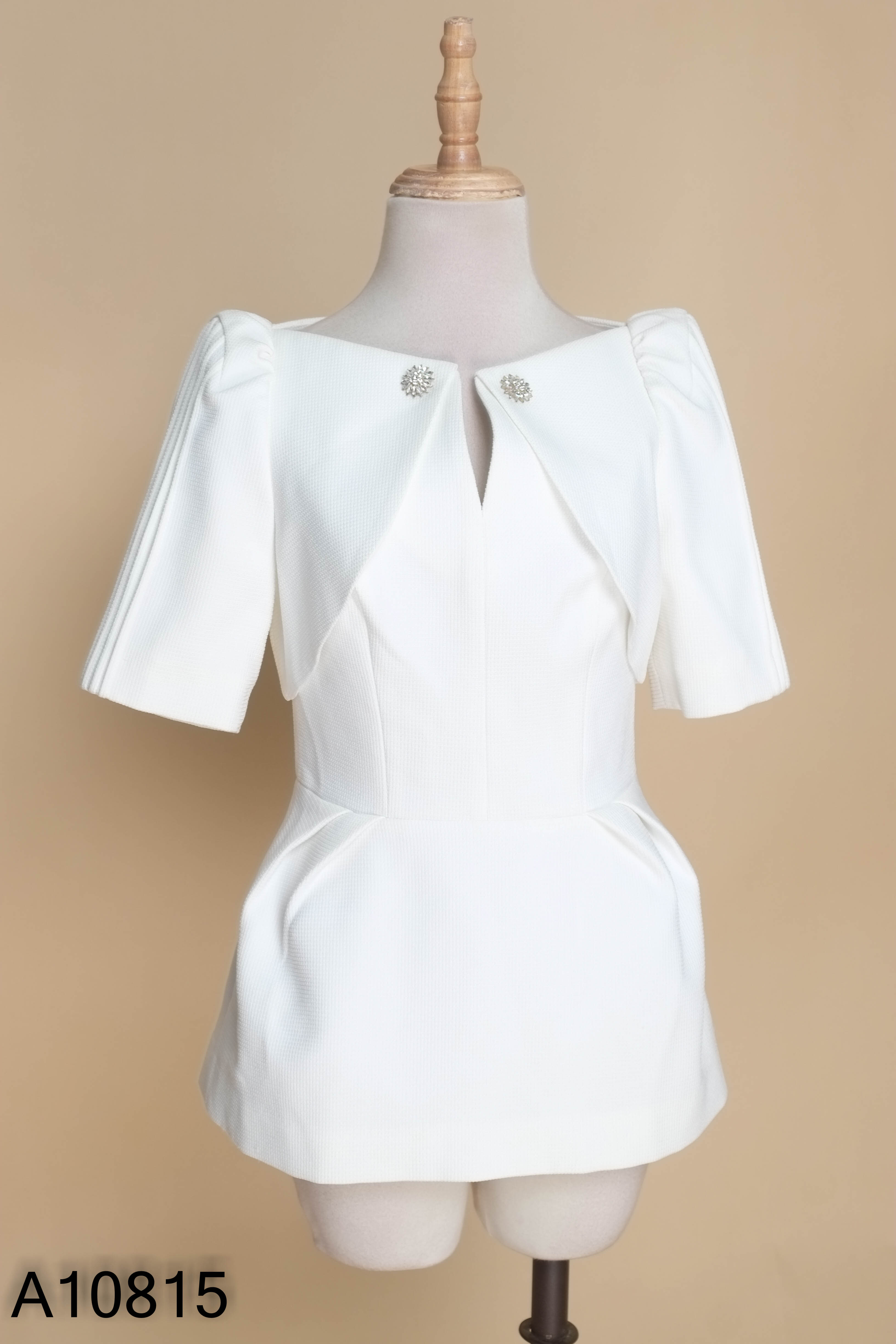 Áo trắng D.CHIC đính đá