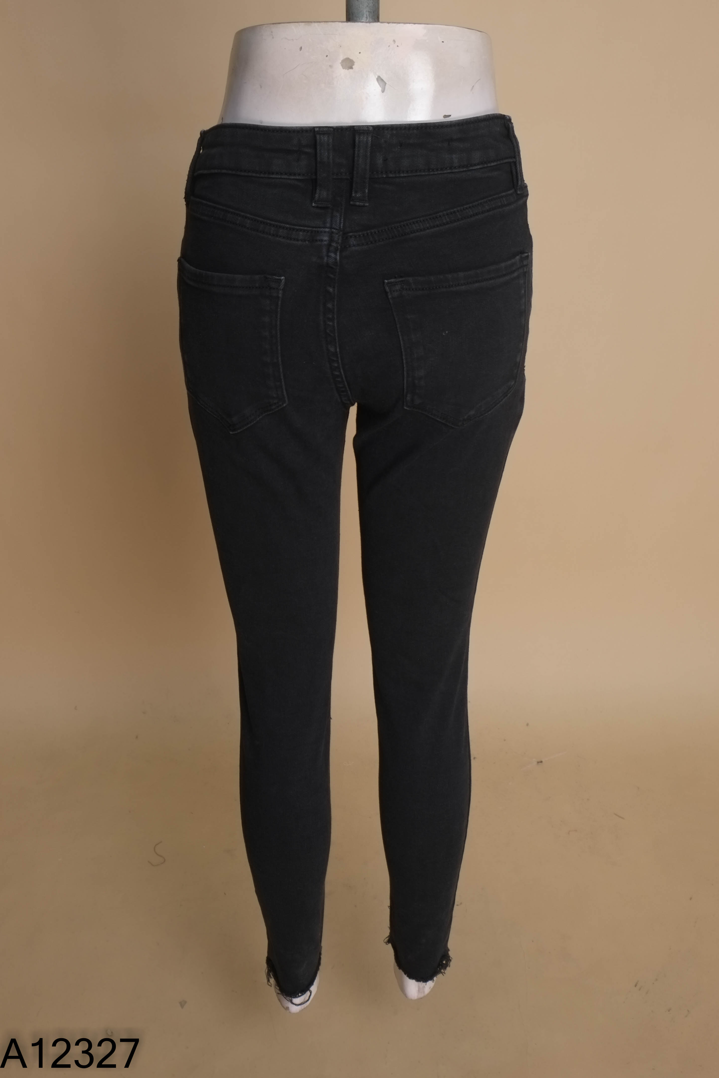 Quần jeans MANGO đen trơn