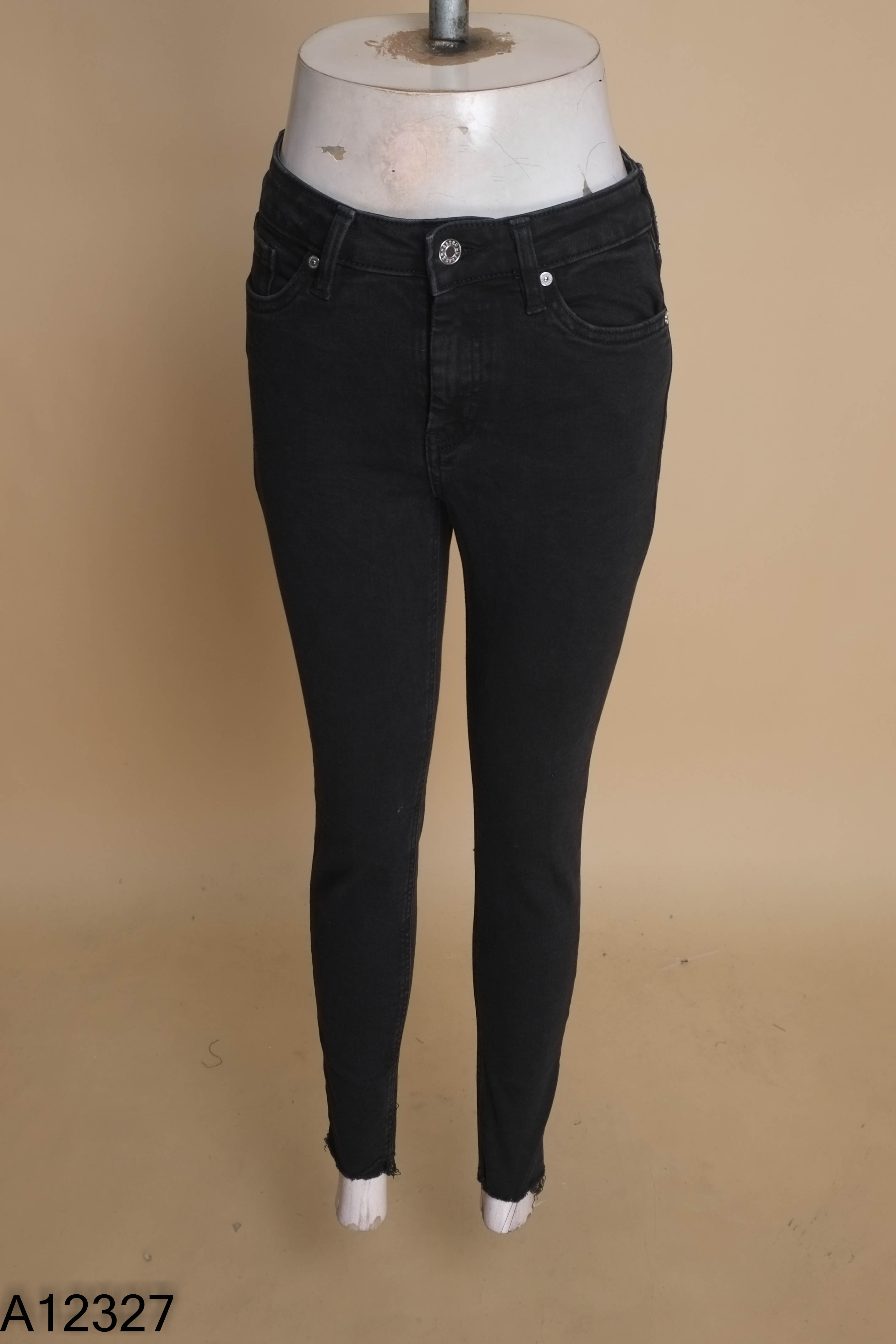 Quần jeans MANGO đen trơn