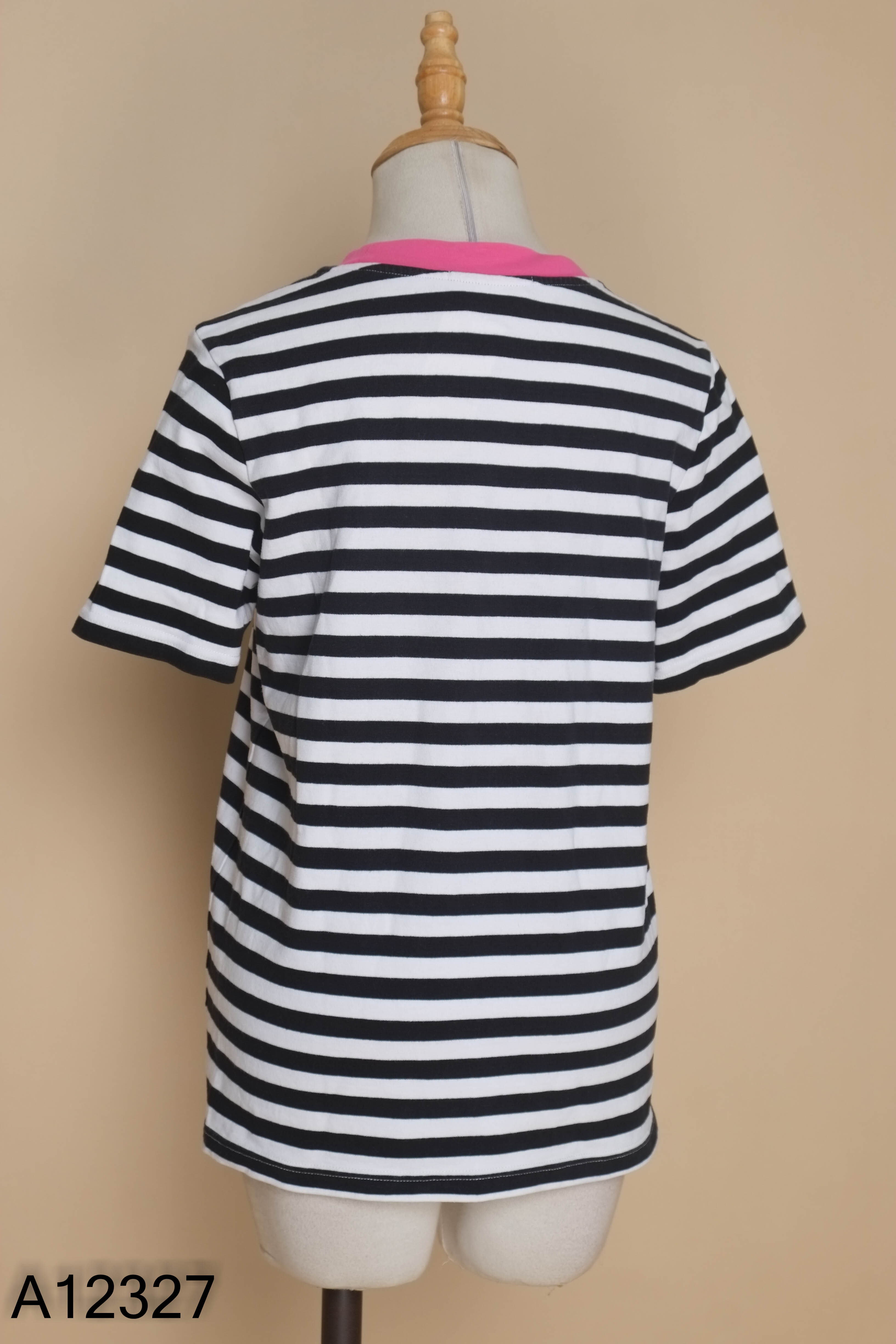 Áo đen trắng trắng K CLOSET cổ viền hồng