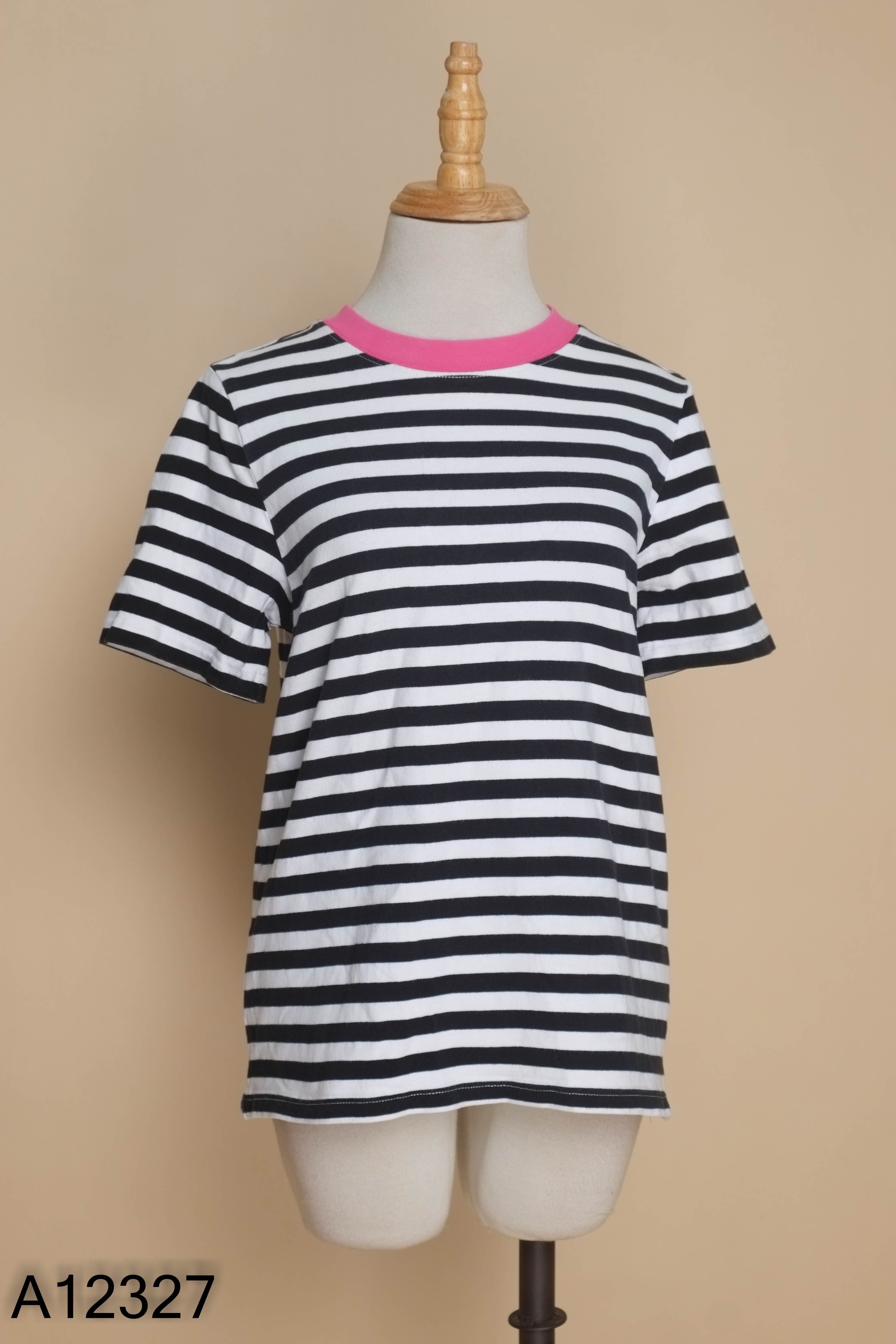 Áo đen trắng trắng K CLOSET cổ viền hồng