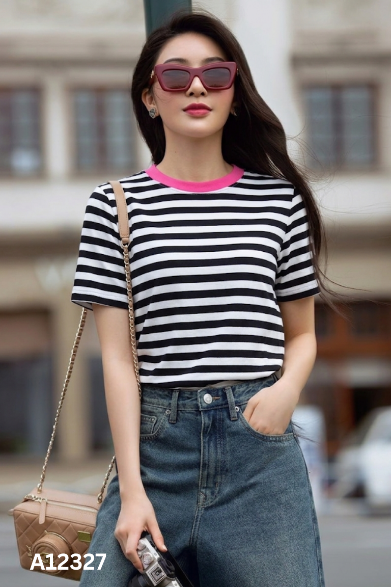 Áo đen trắng trắng K CLOSET cổ viền hồng
