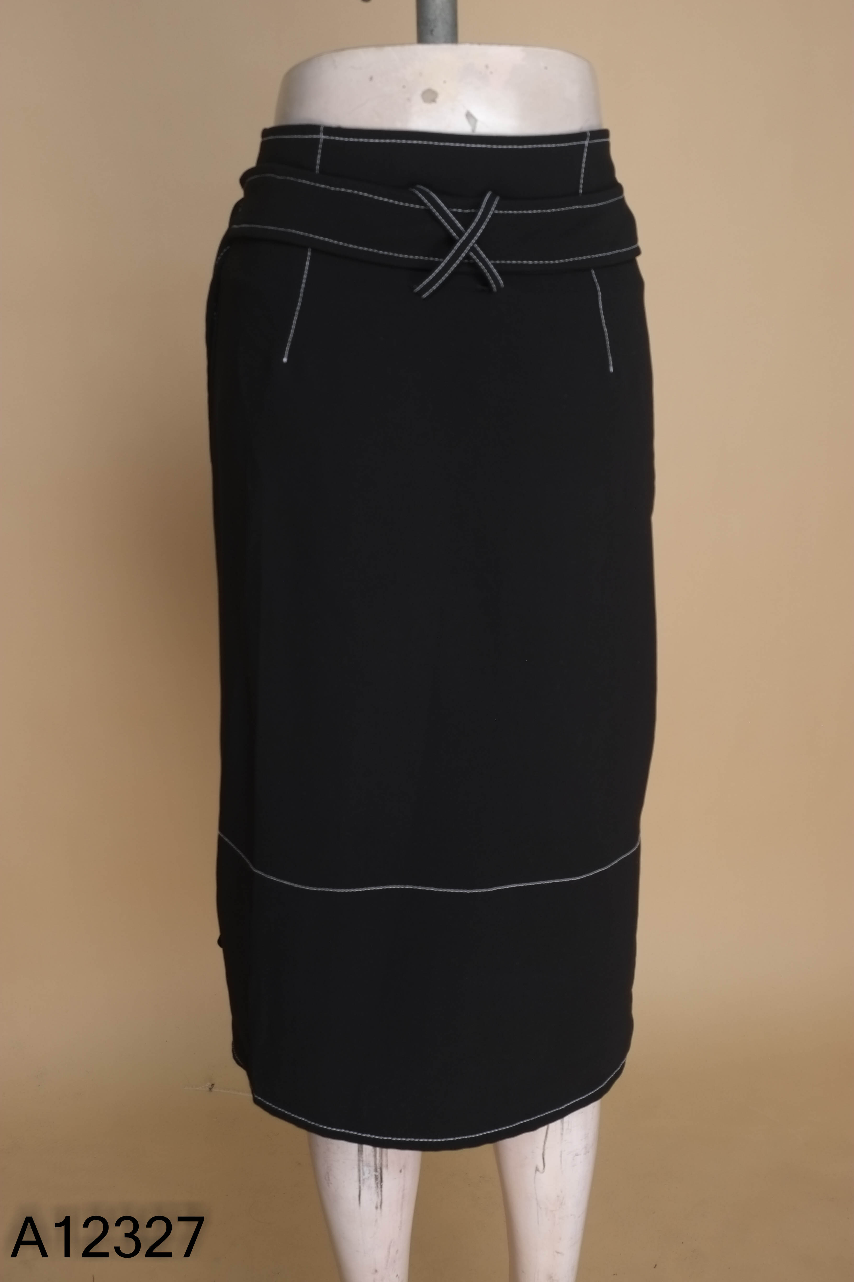 Chân váy TOPSHOP đen viền chỉ