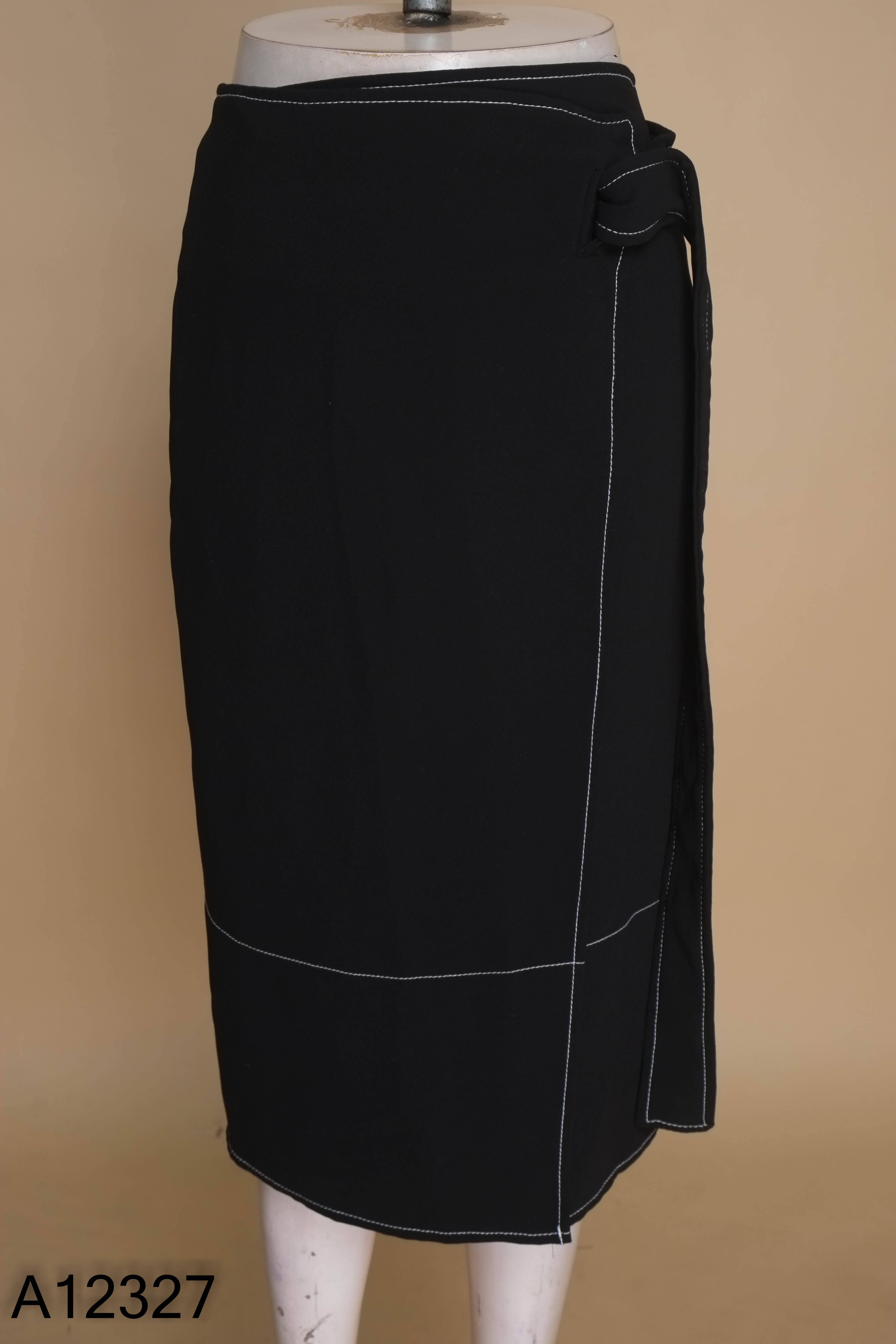 Chân váy TOPSHOP đen viền chỉ