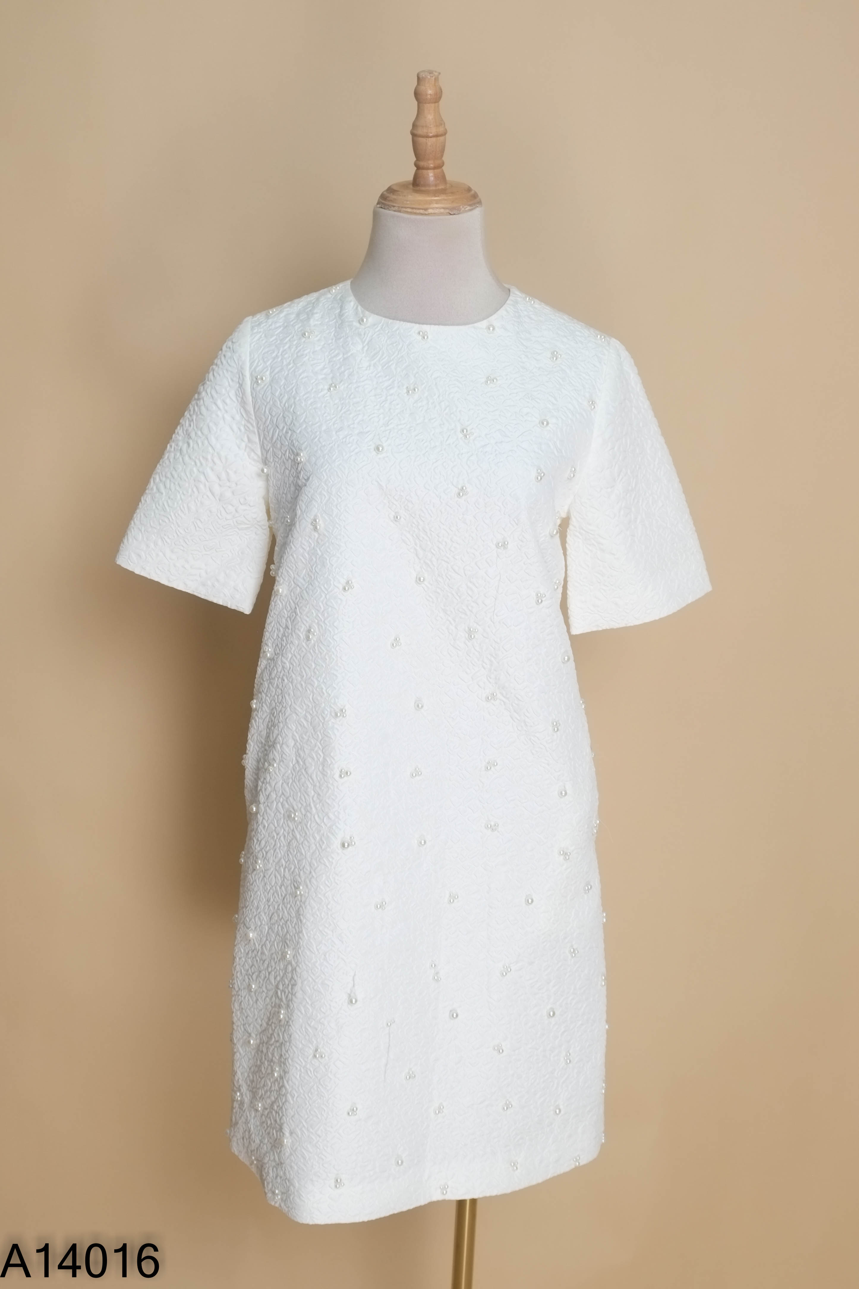 Váy trắng H'ALLURE đính ngọc