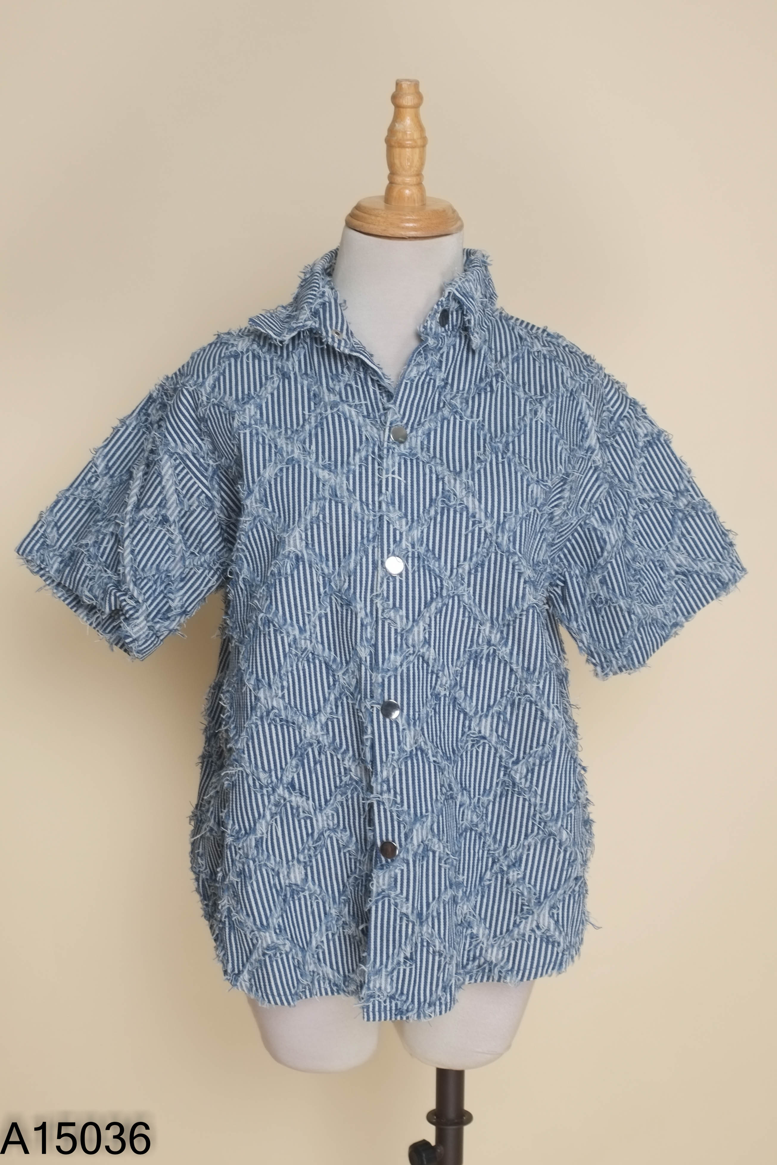 Áo sơ mi jeans xanh kẻ trắng tua rua