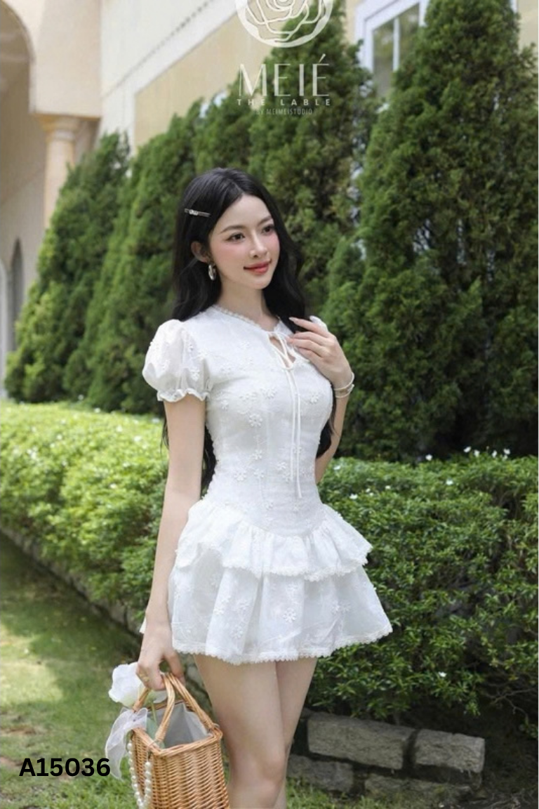 Váy trắng họa tiết viền ren