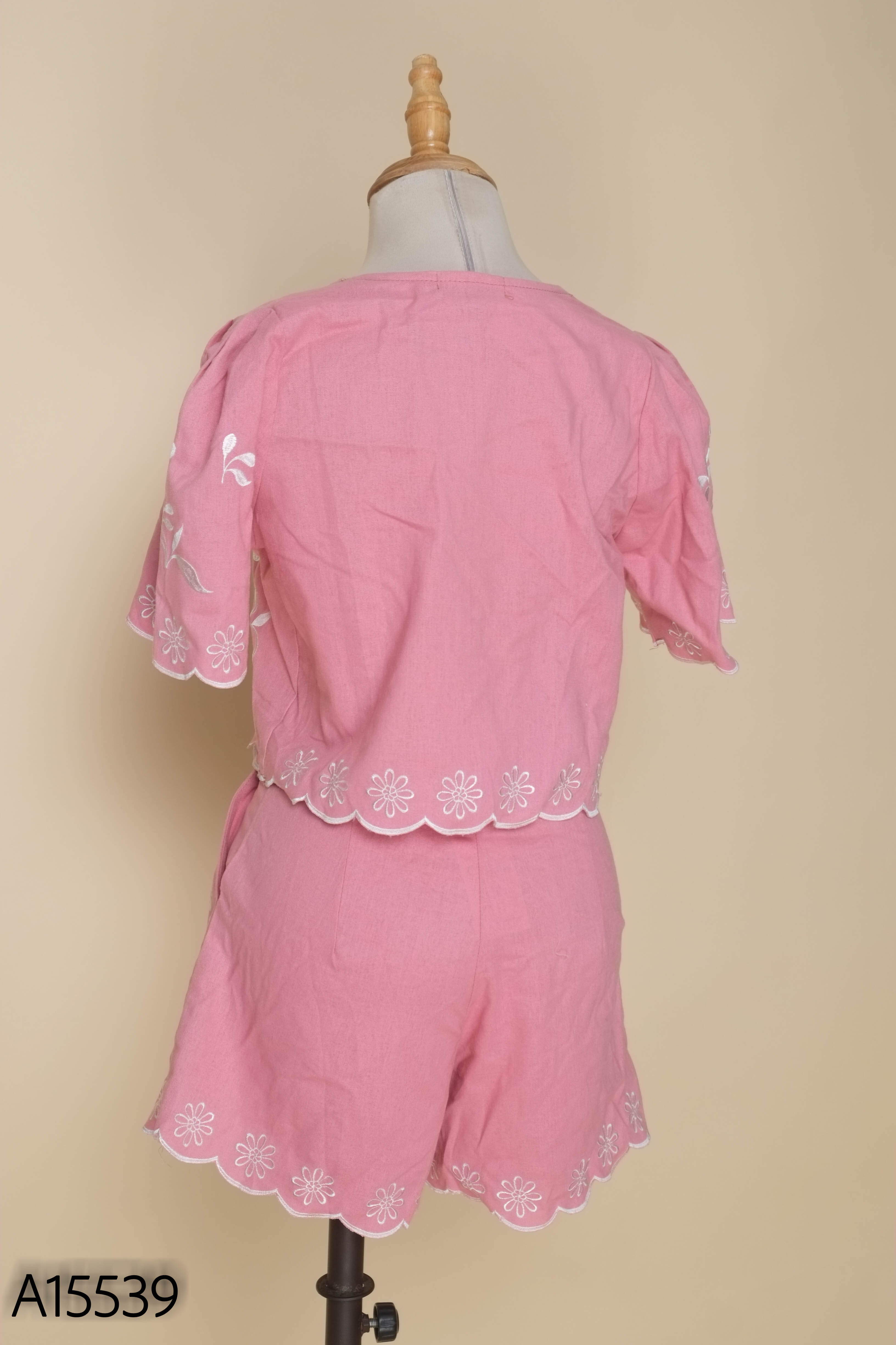 Set áo + quần short hồng thêu hoa