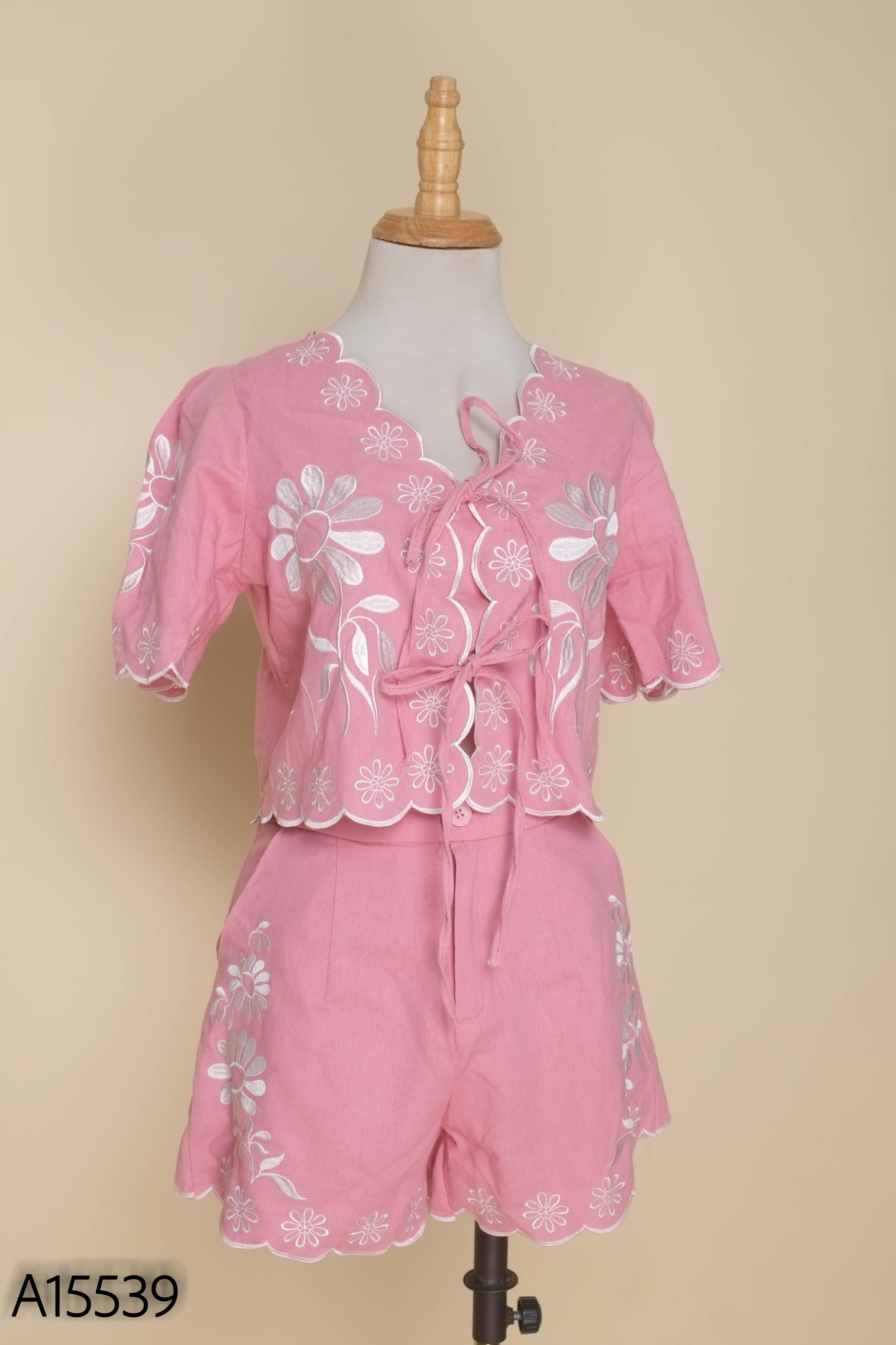Set áo + quần short hồng thêu hoa