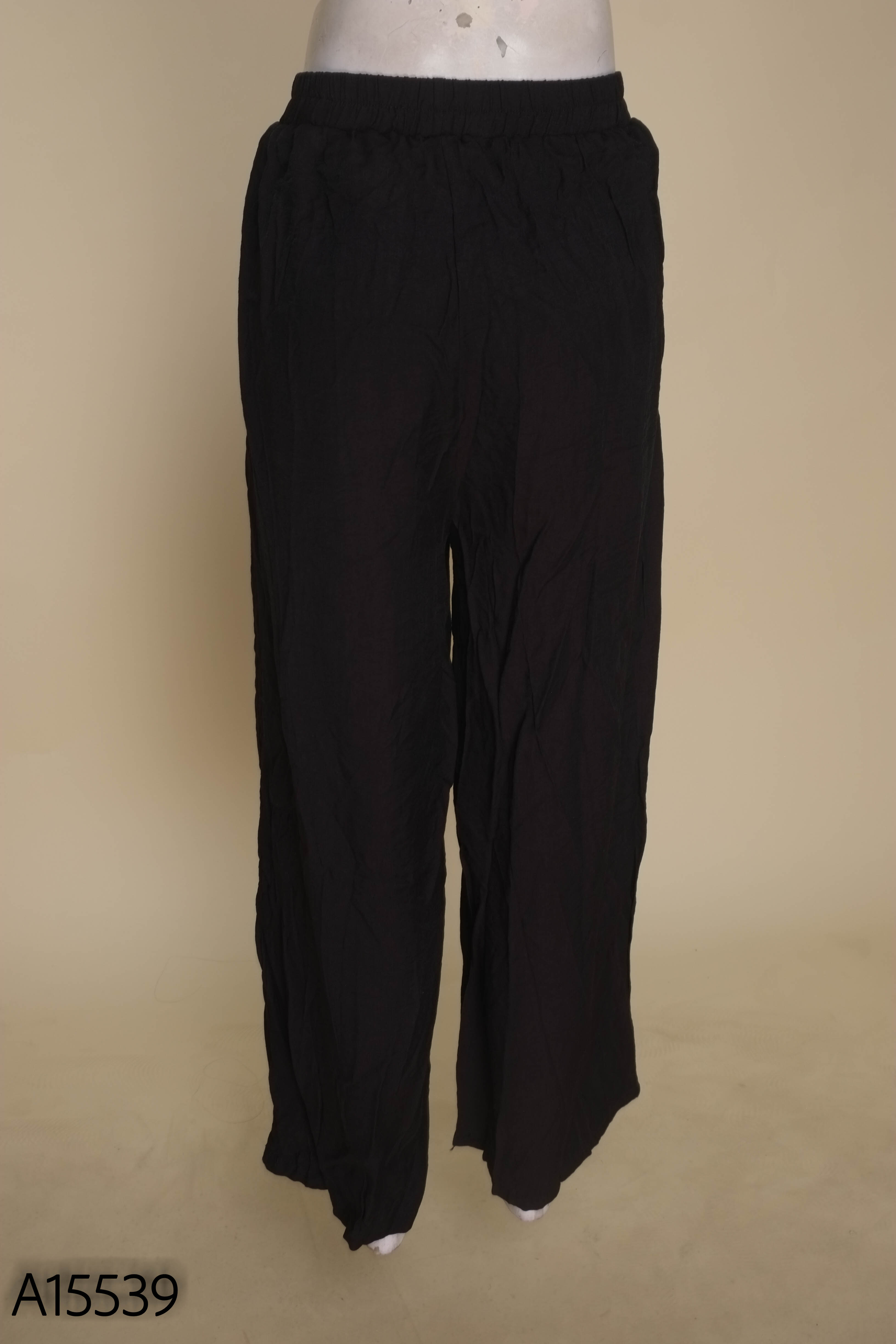 Quần dài đen trơn