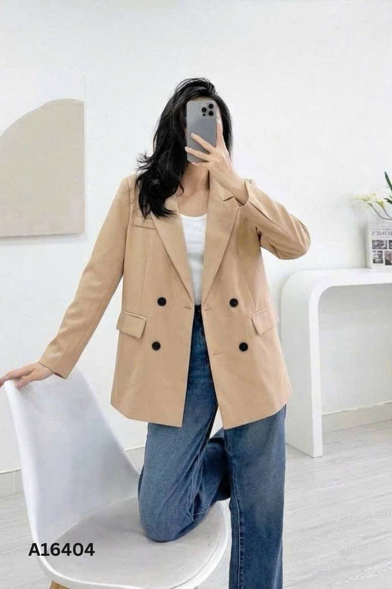 Áo blazer hồng phối cúc vàng