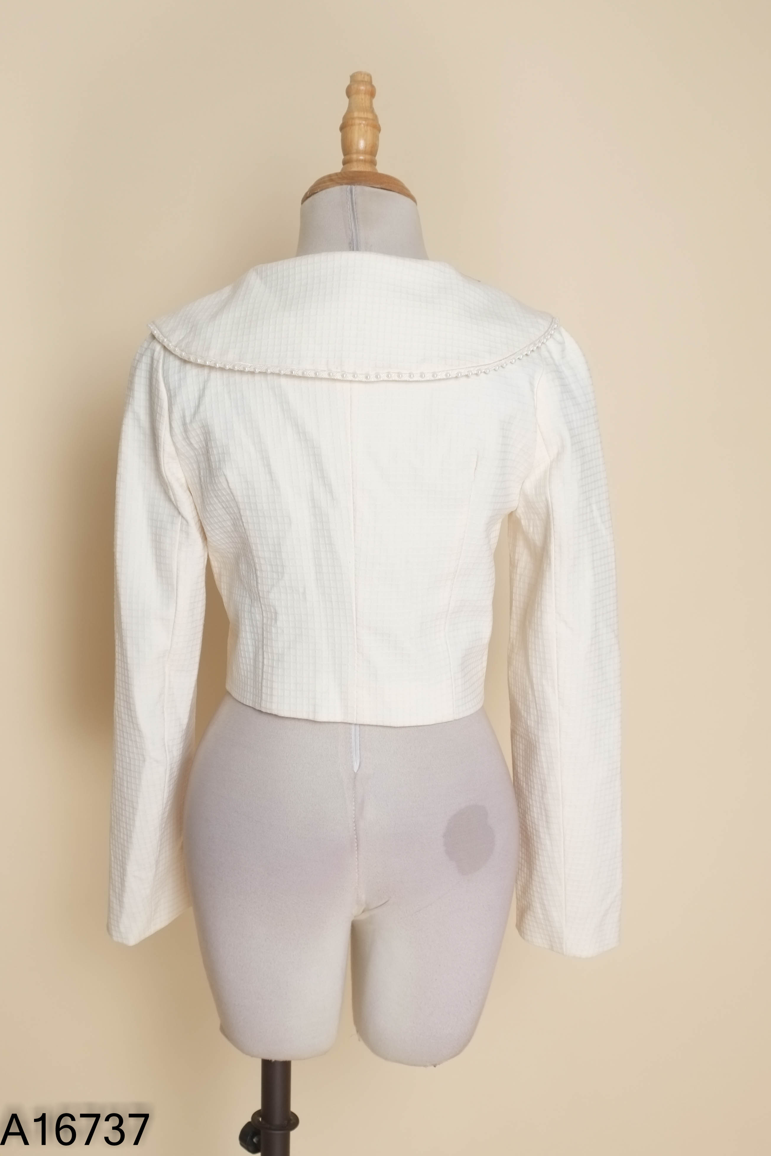 Áo khoác be kiểu croptop viền ngọc