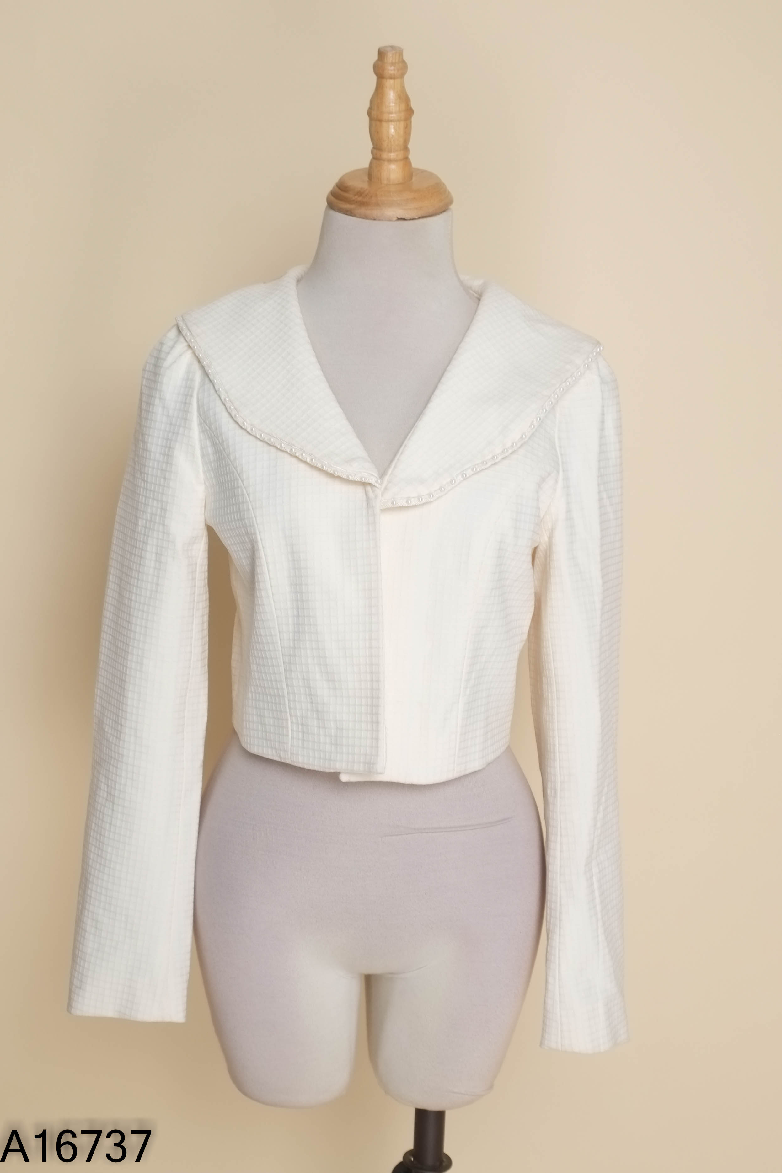 Áo khoác be kiểu croptop viền ngọc