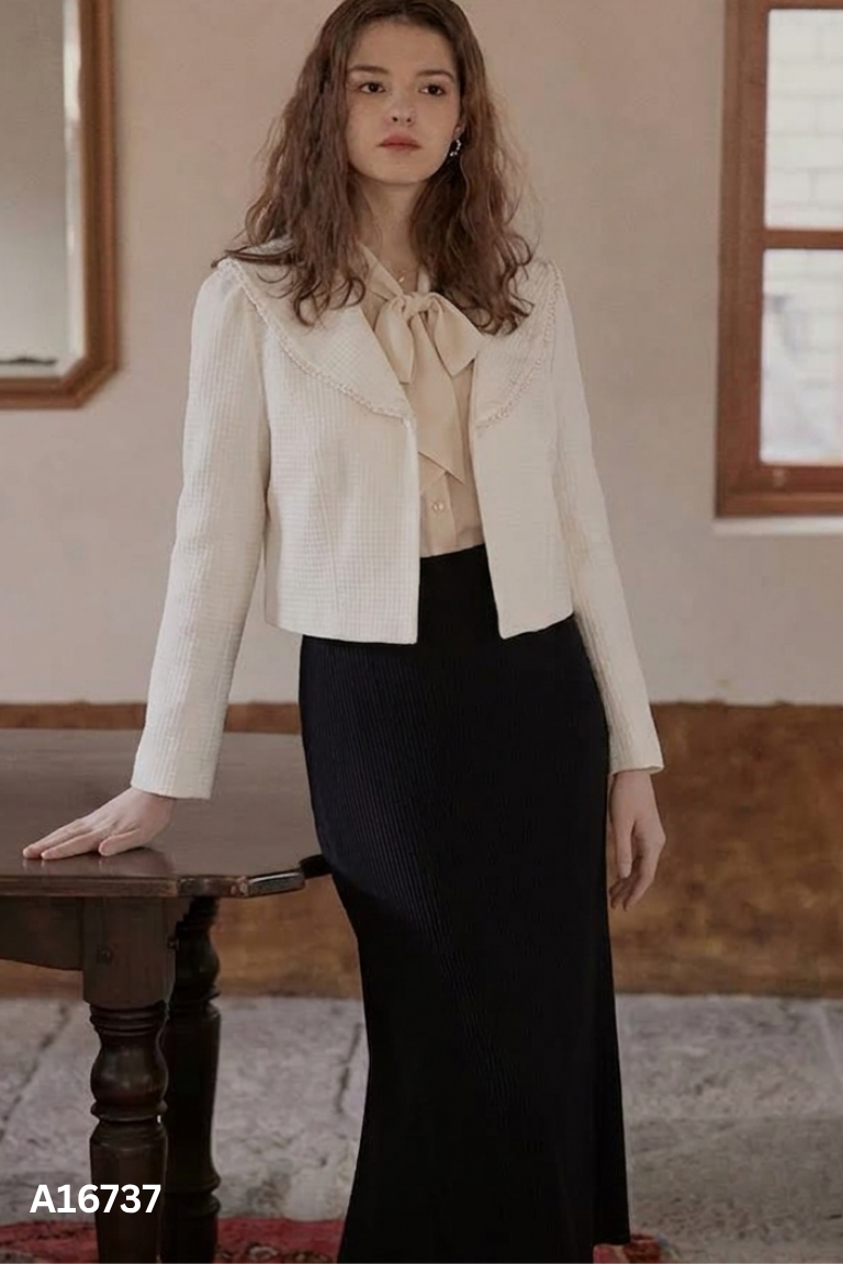Áo khoác be kiểu croptop viền ngọc
