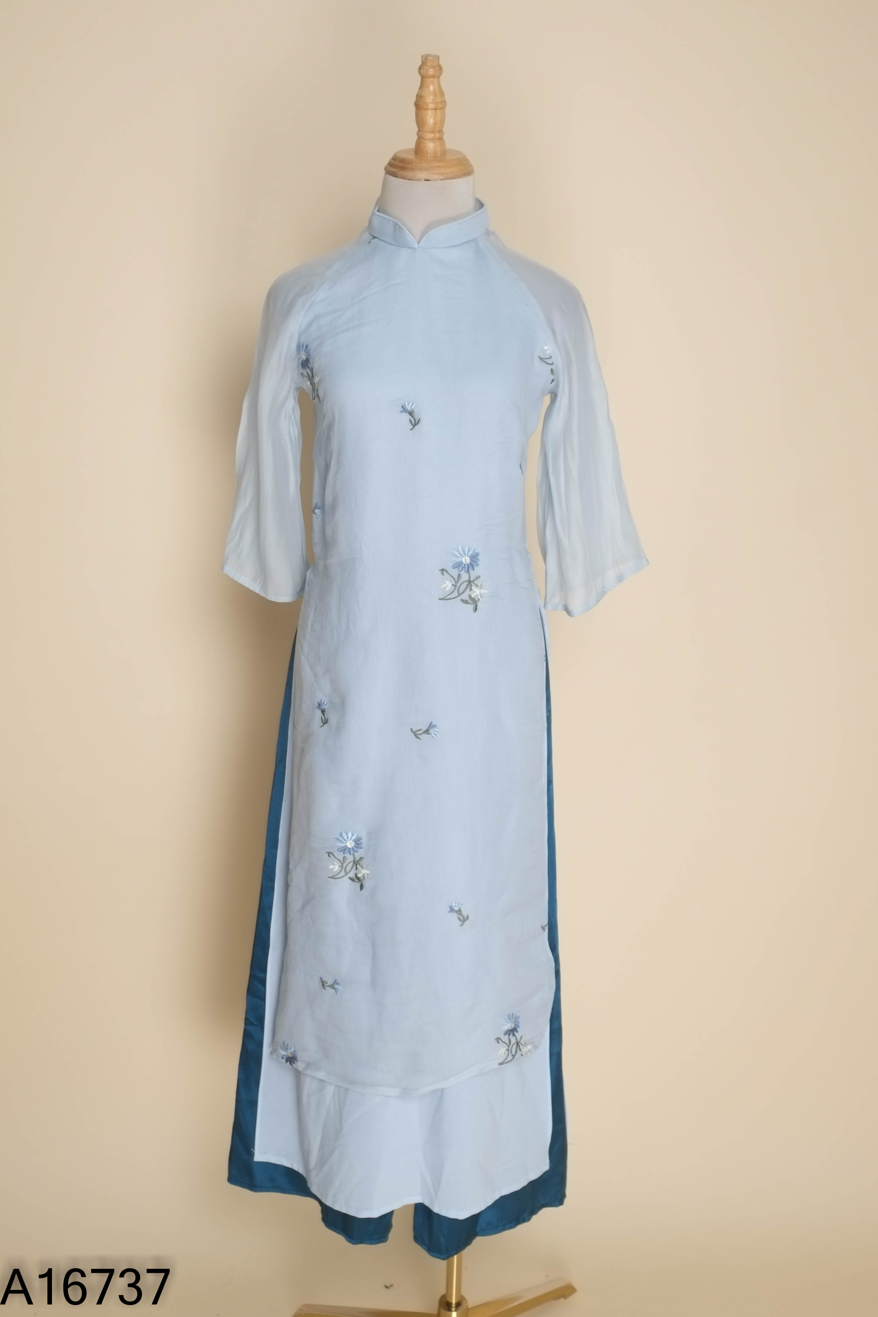 Set Áo dài xanh thêu hoa + Quần lụa