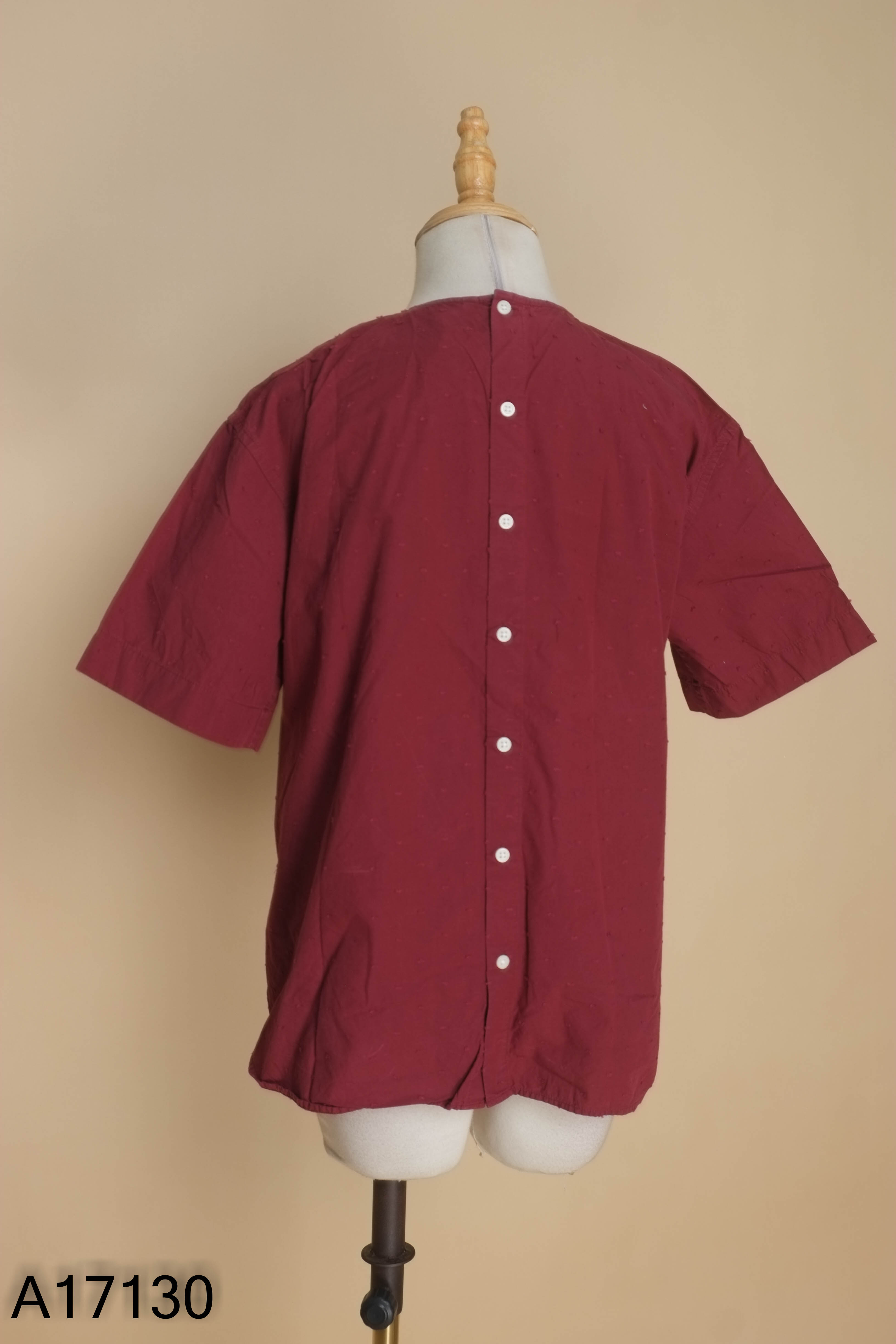 Áo UNIQLO đỏ mận