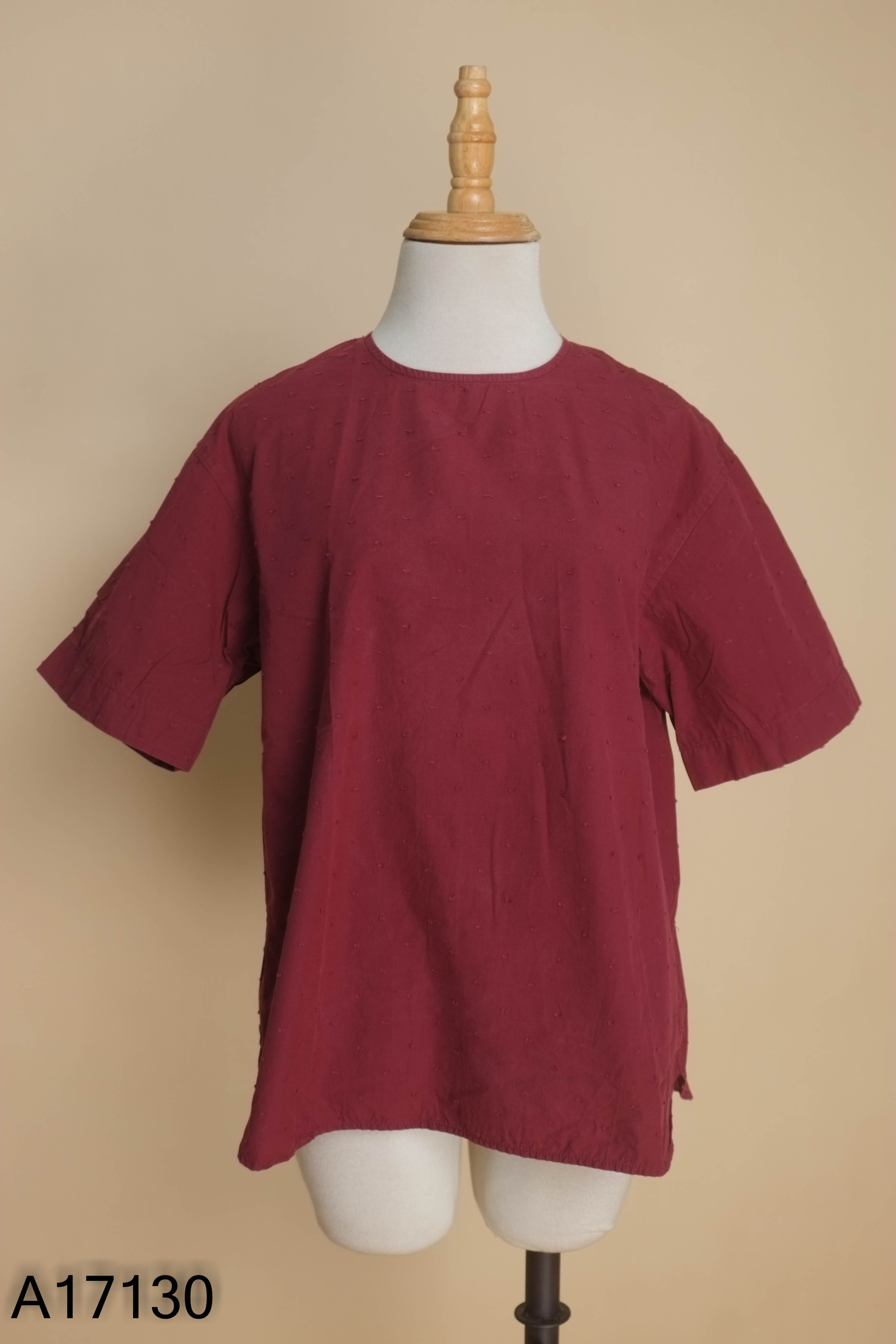 Áo UNIQLO đỏ mận