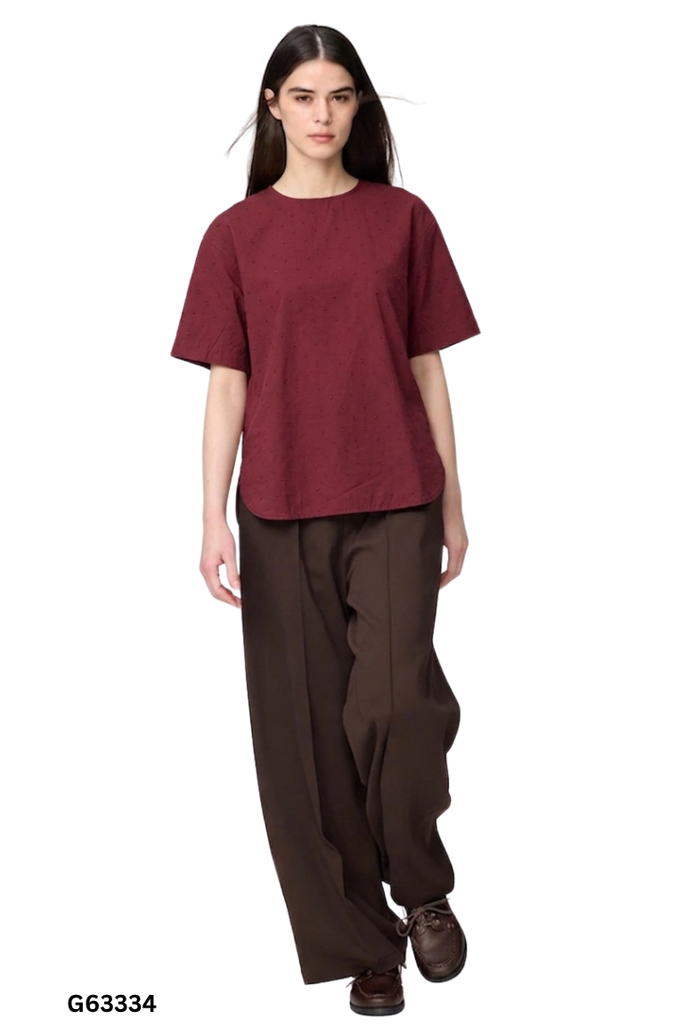 Áo UNIQLO đỏ mận