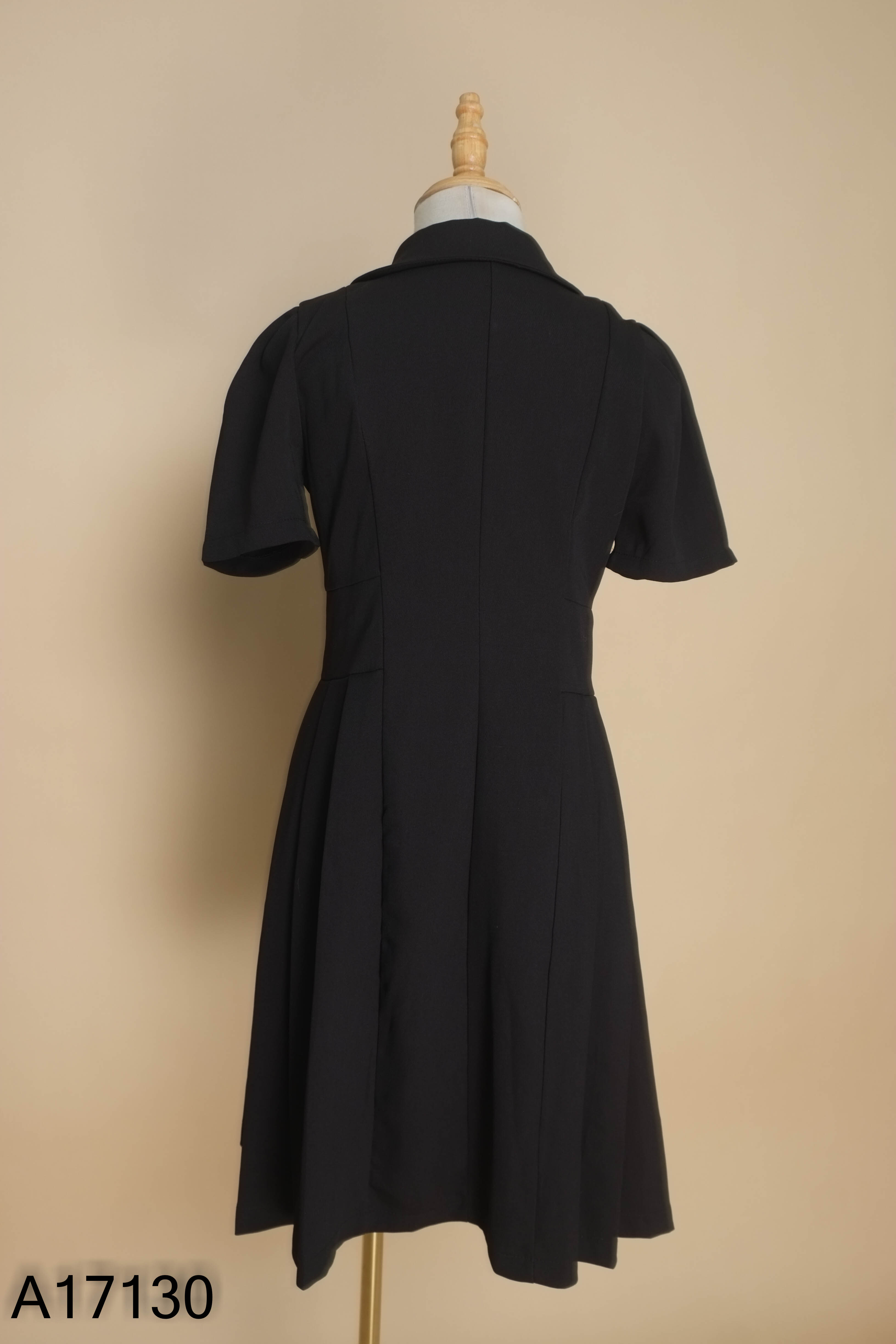 Váy D.B.N đen cổ vest
