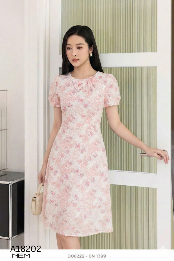 Váy kem NEM phối họa tiết hoa đỏ