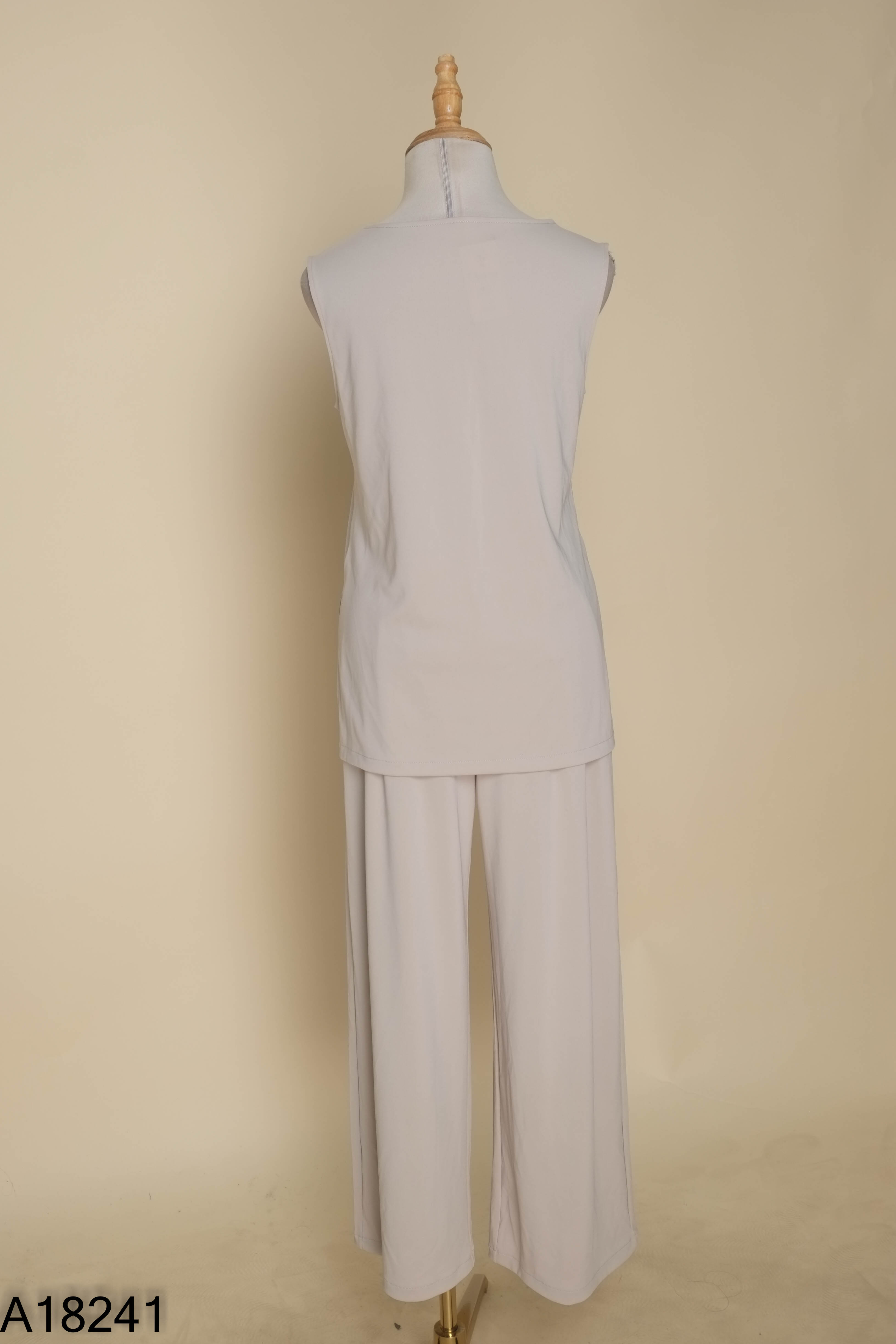 Set sát nách nâu UNIQLO+quần