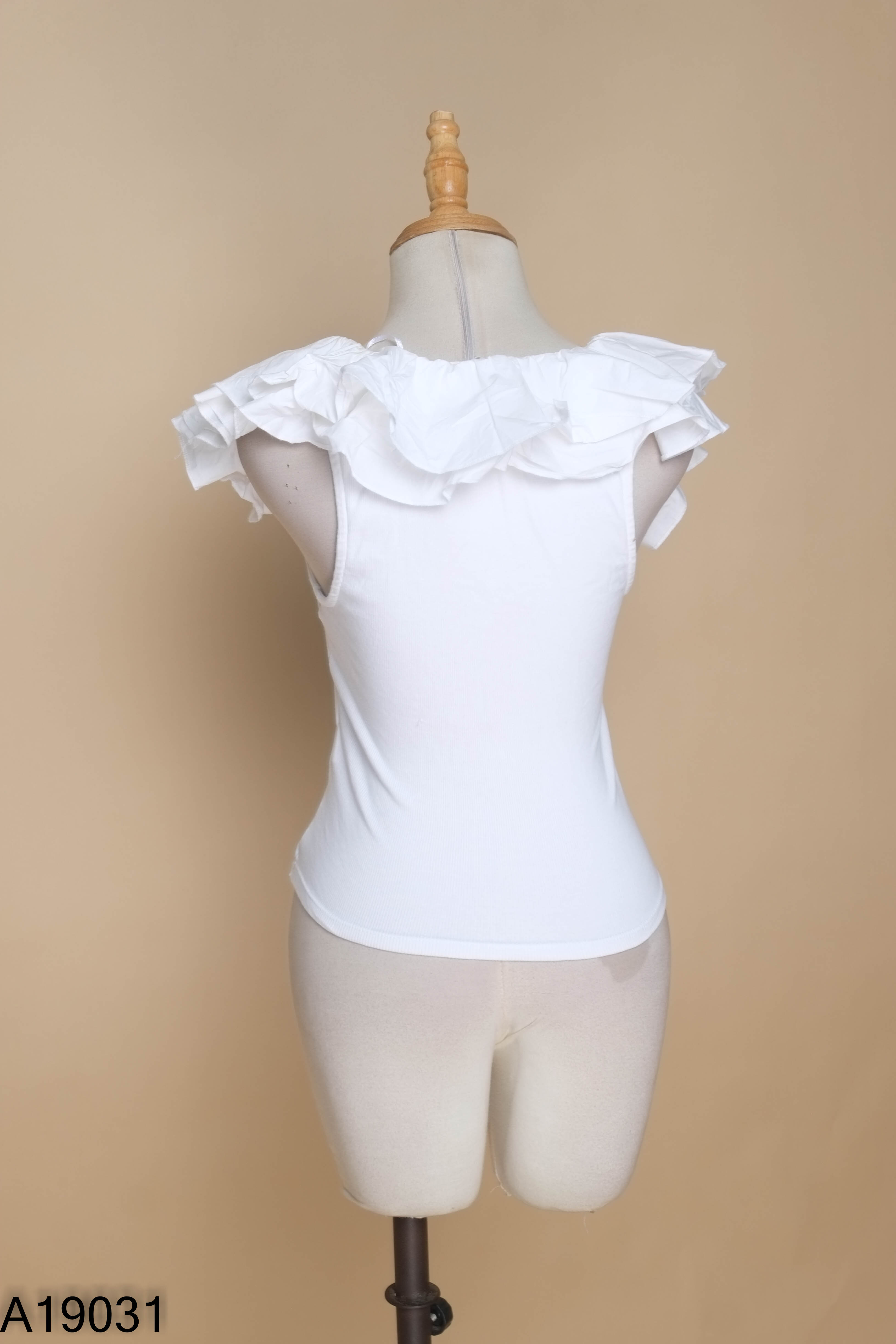 Áo trắng ZARA phối bèo