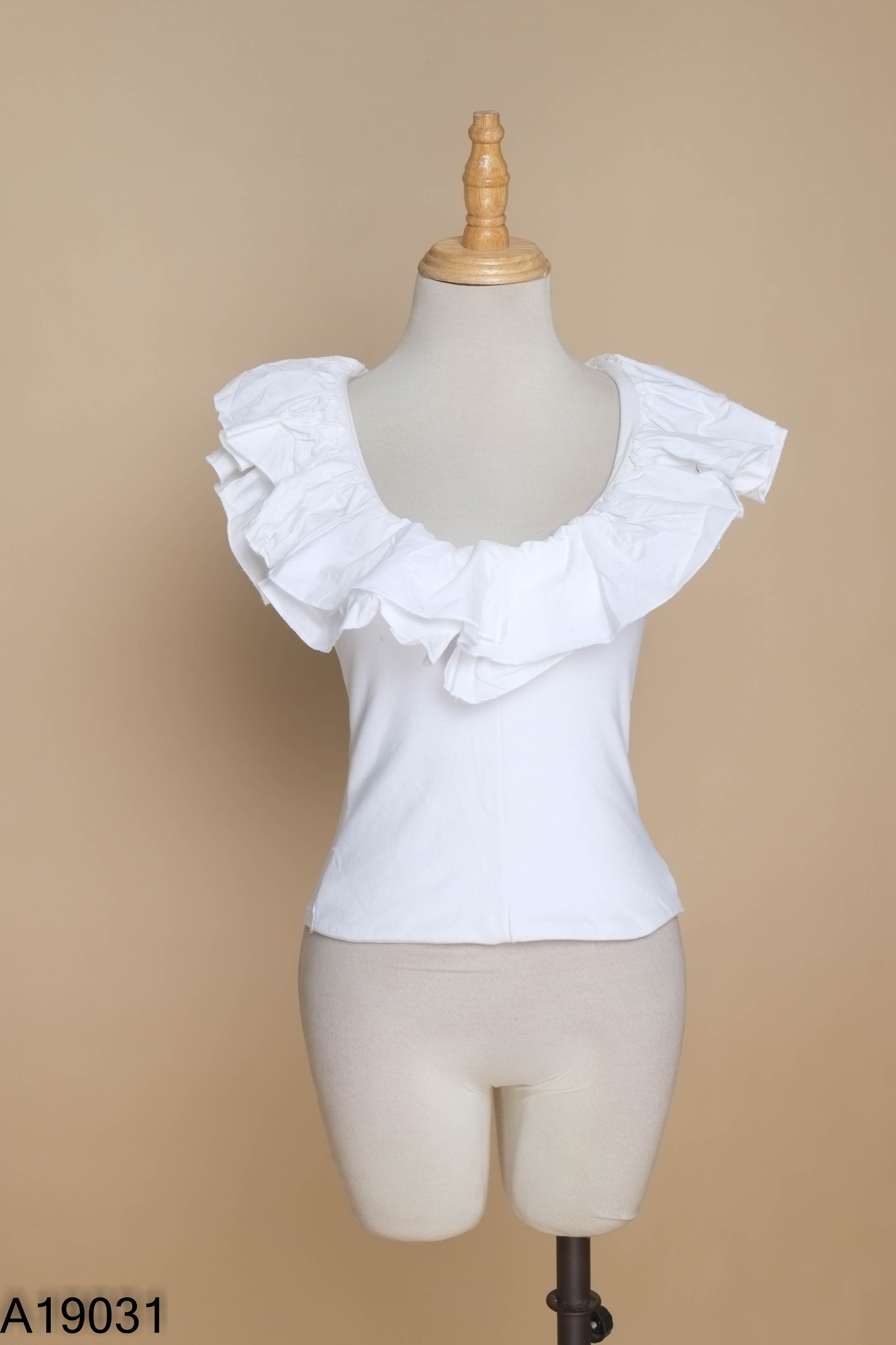Áo trắng ZARA phối bèo