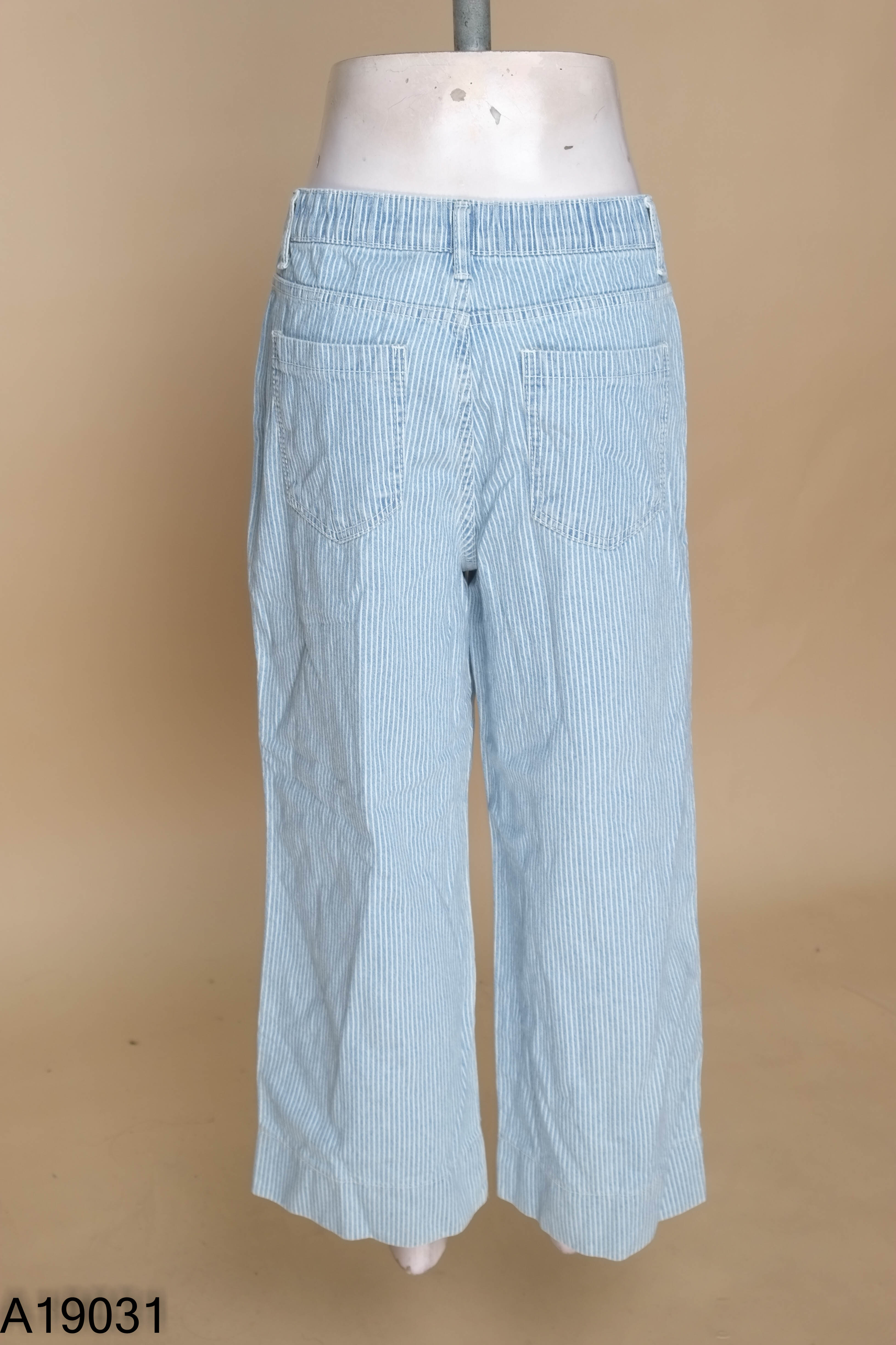 Quần jeans xanh sọc trắng