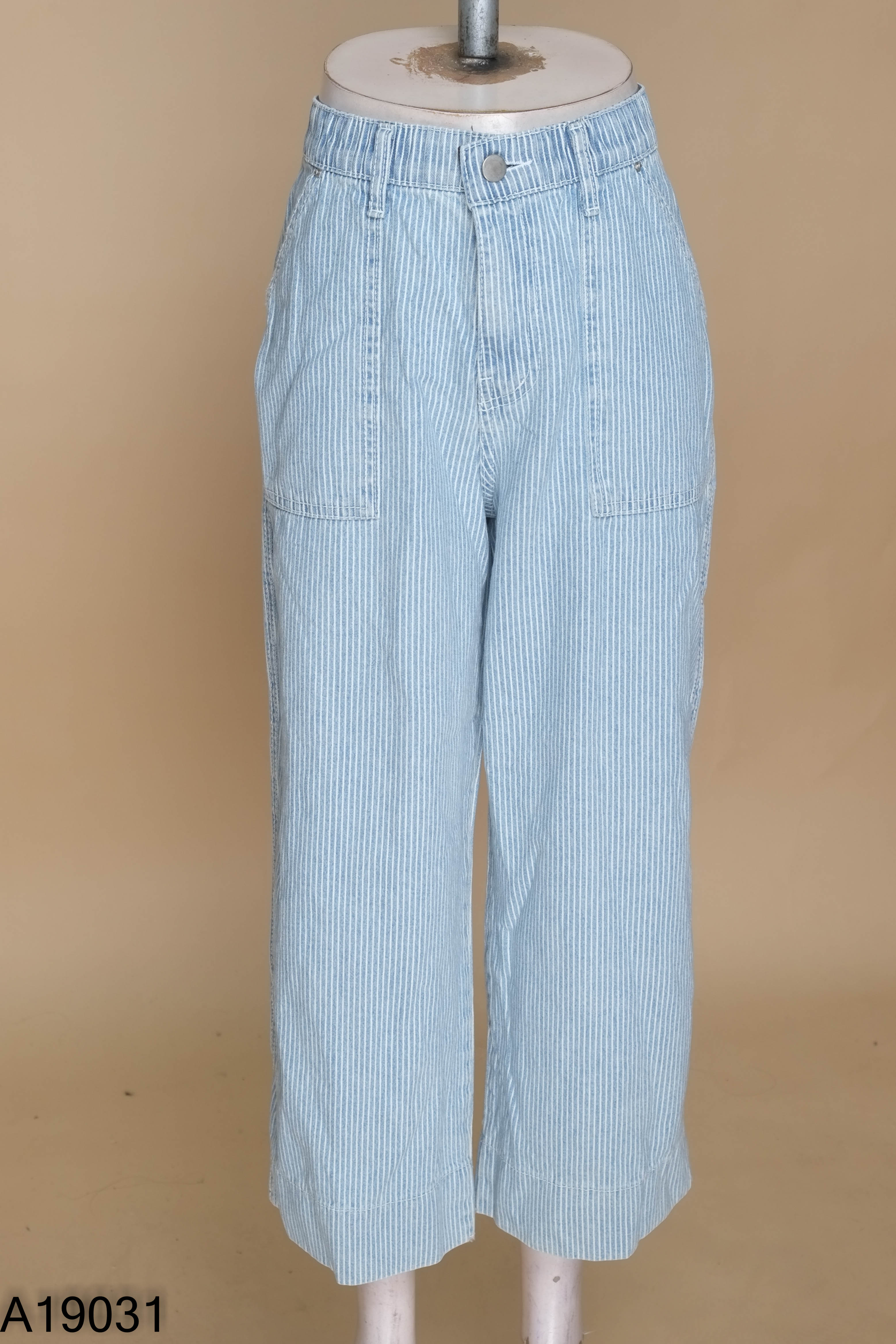 Quần jeans xanh sọc trắng