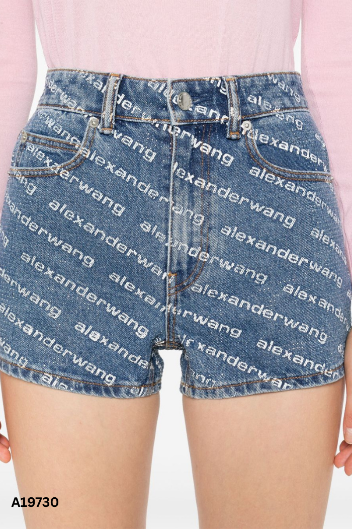 Quần short jean xanh phối chữ