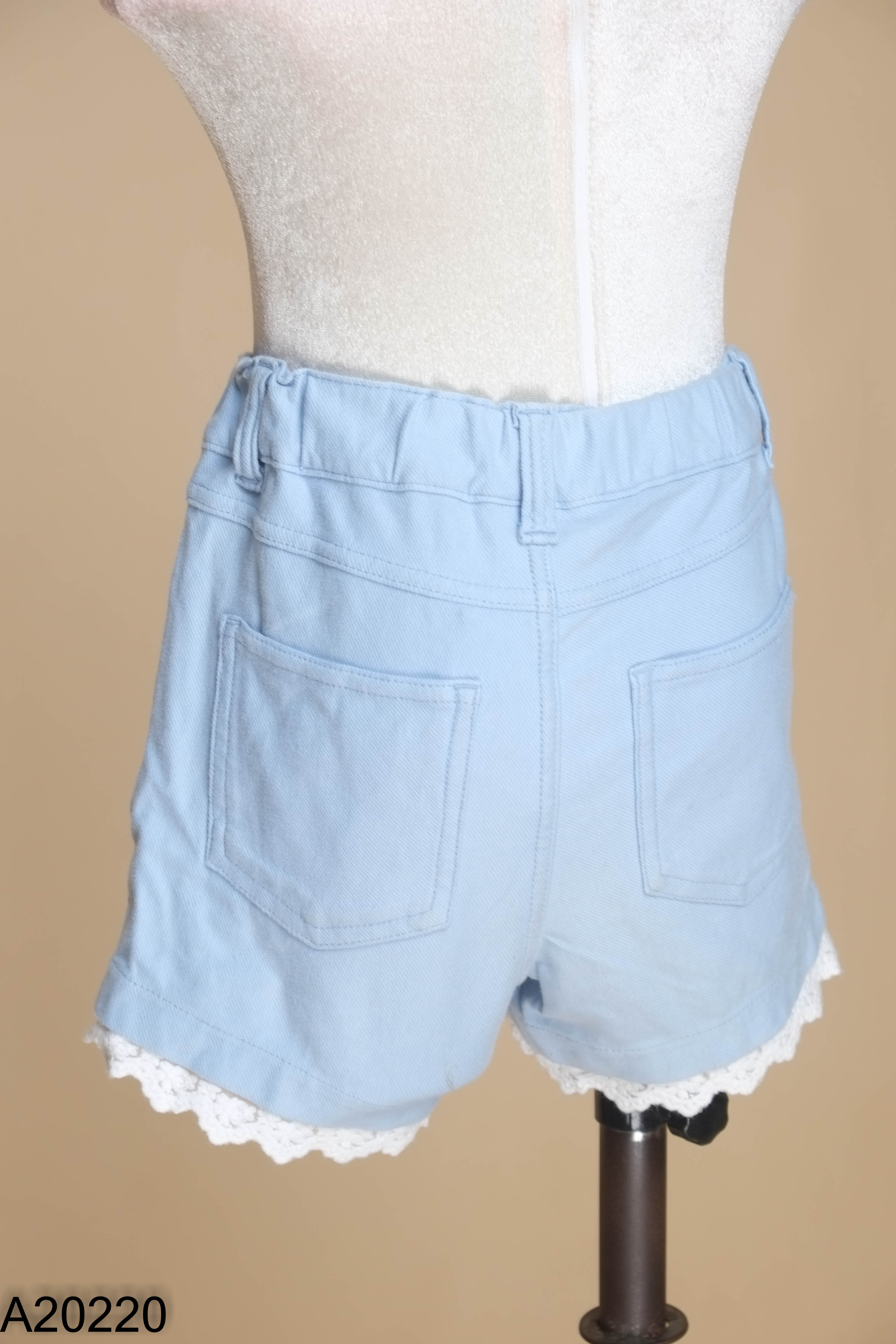 Quần short xanh viền ren KIDS