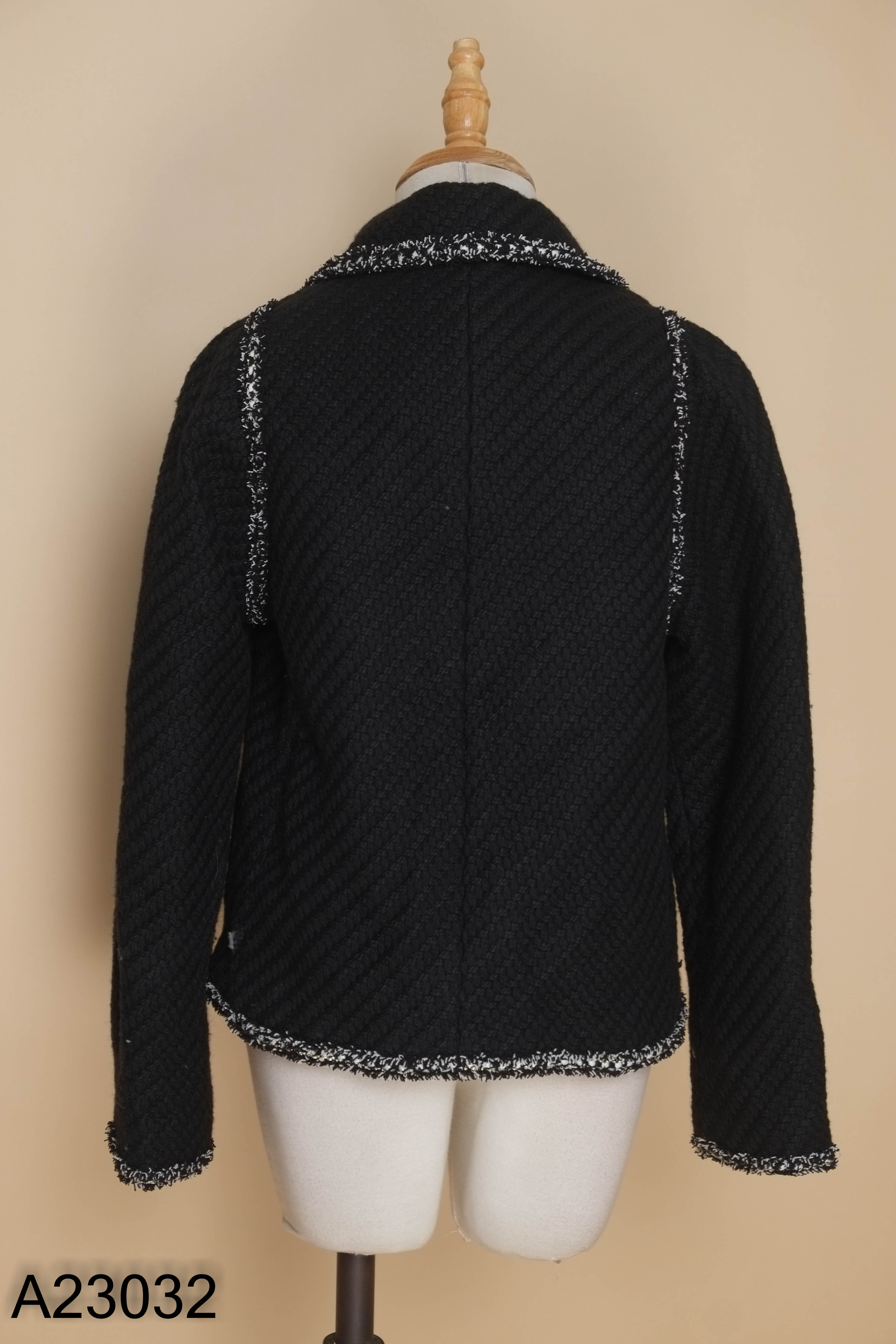 Áo dạ tweed đen viền tua rua
