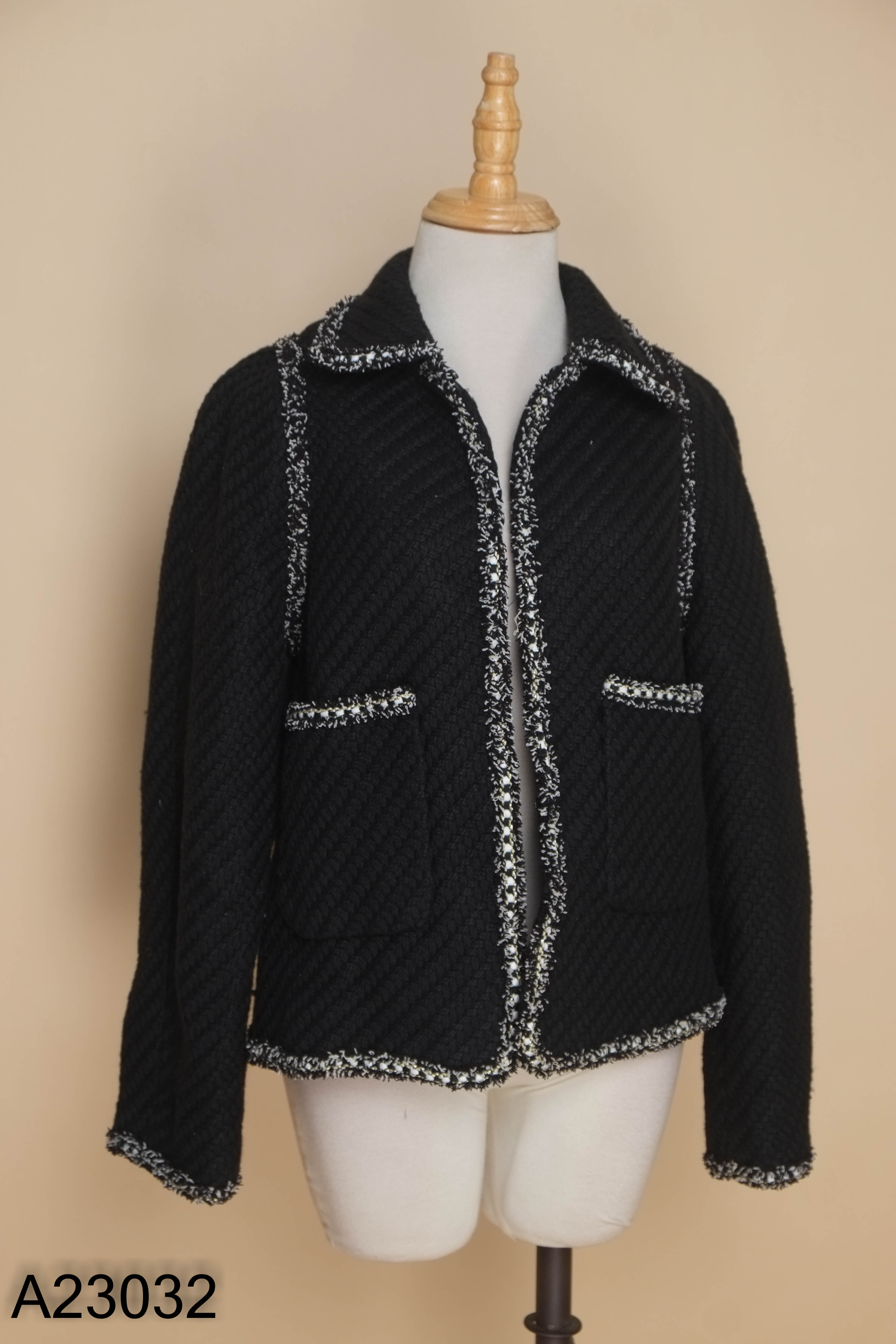 Áo dạ tweed đen viền tua rua