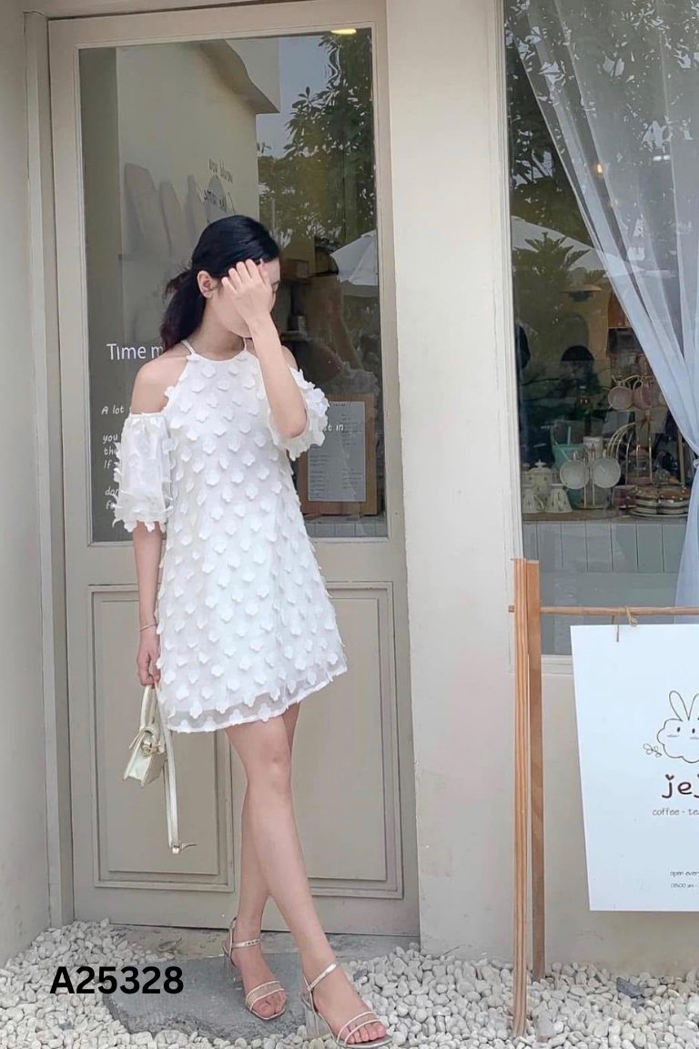 NEWTAG Váy BAO BEI trắng cổ yếm