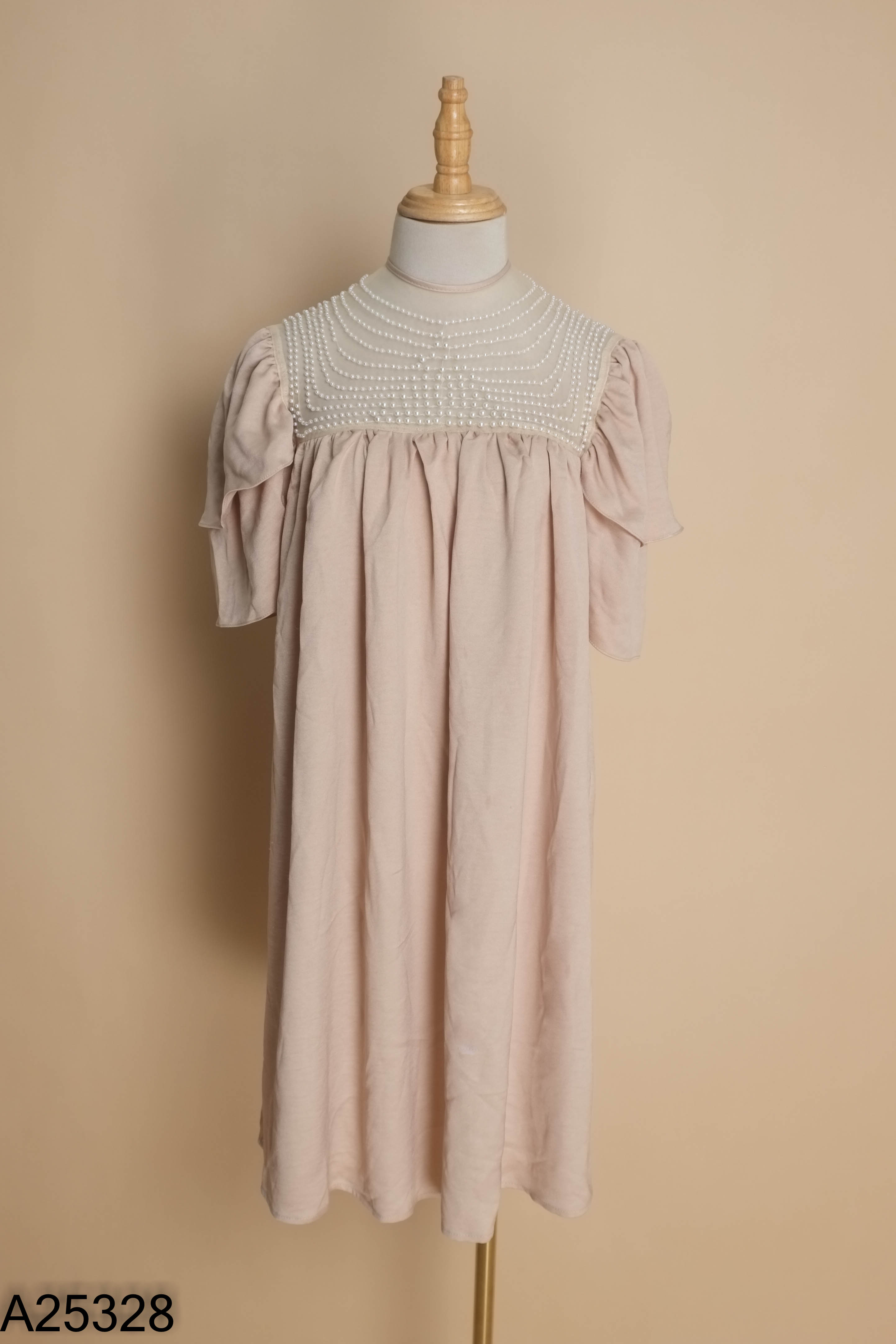 Váy lụa nâu đính ngọc