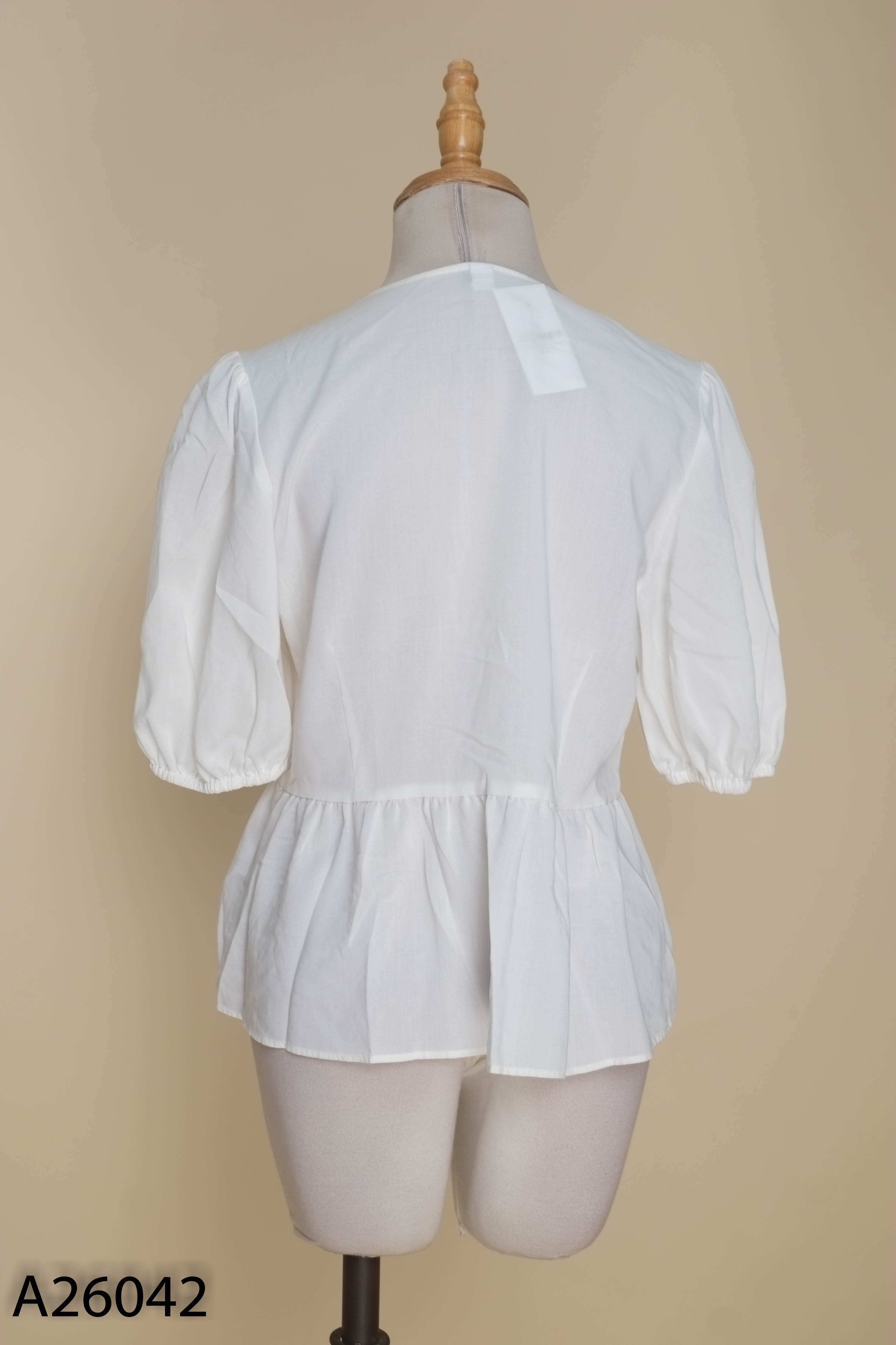 Áo trắng UNIQLO cổ tim bèo
