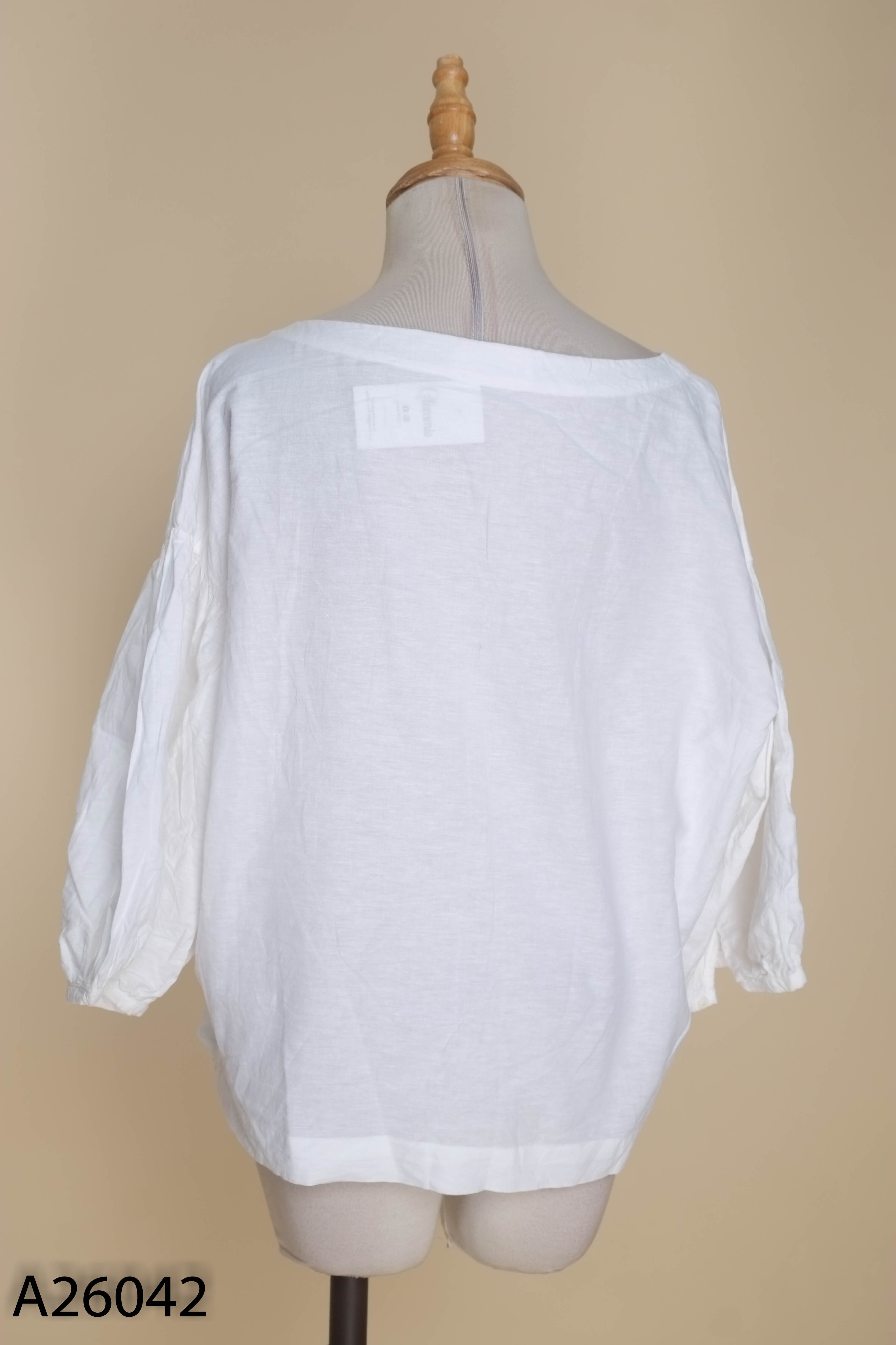 Áo kiểu trắng UNIQLO linen cổ thuyền