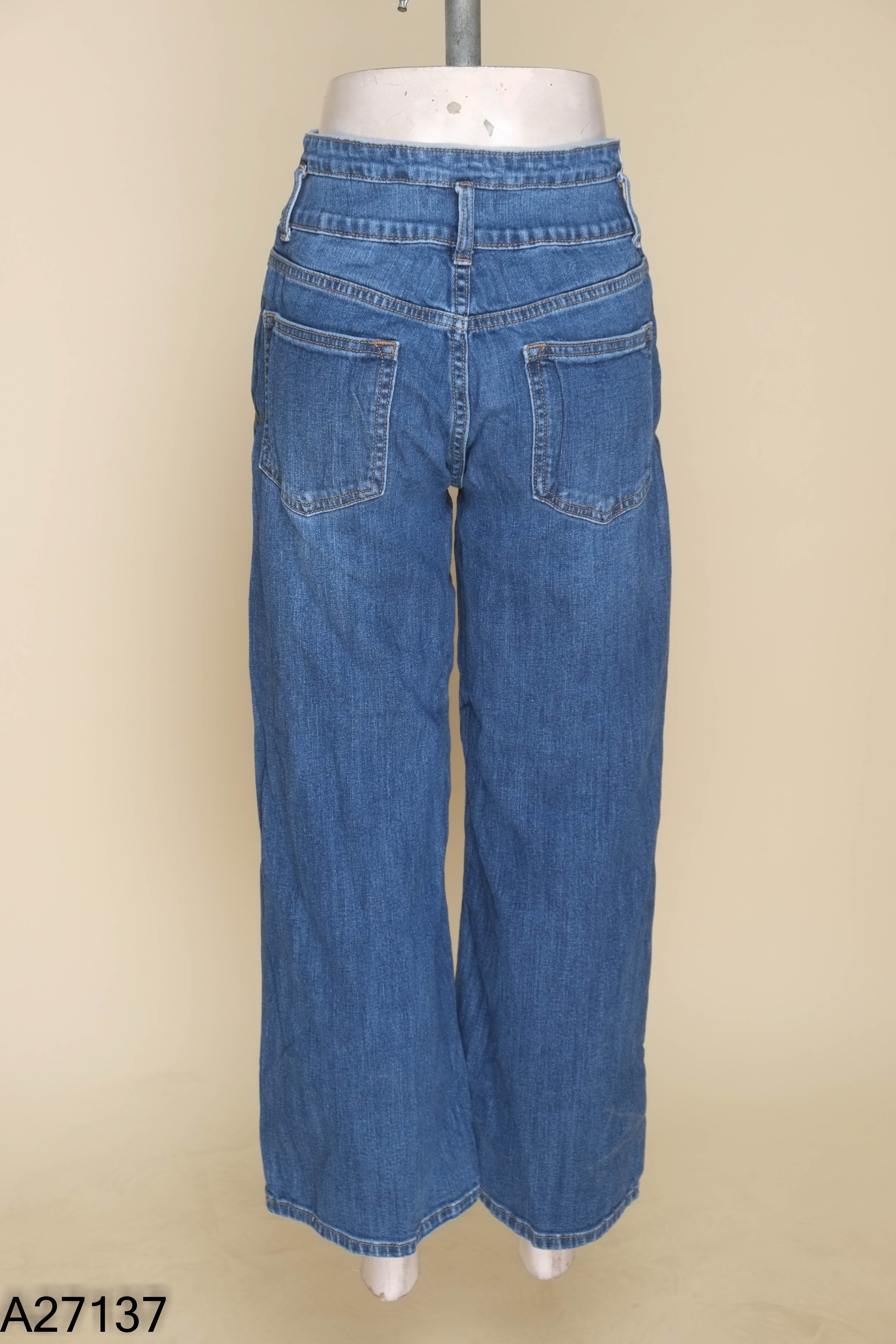 Quần jeans xanh ống suông