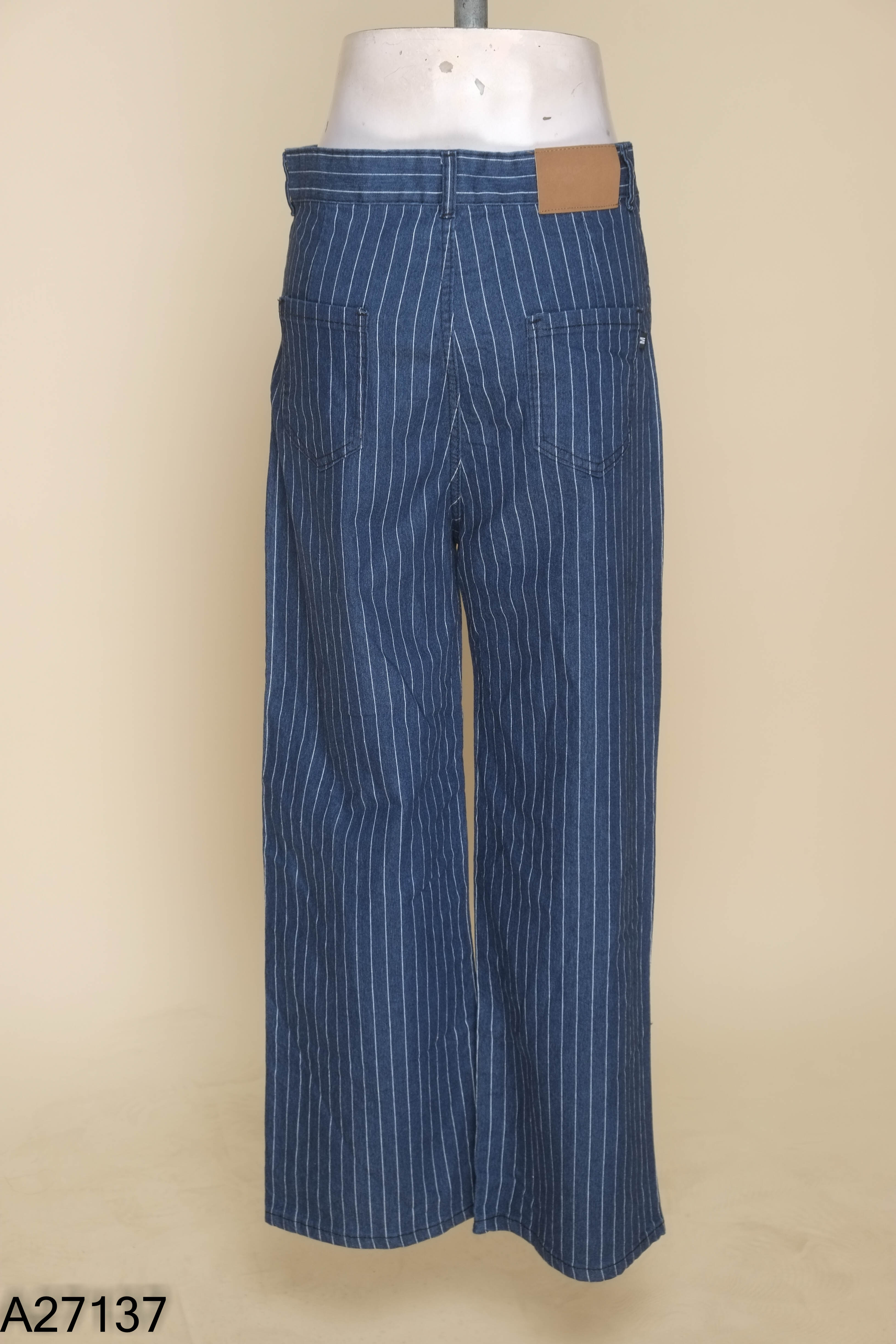 Quần jeans xanh sọc trắng suông