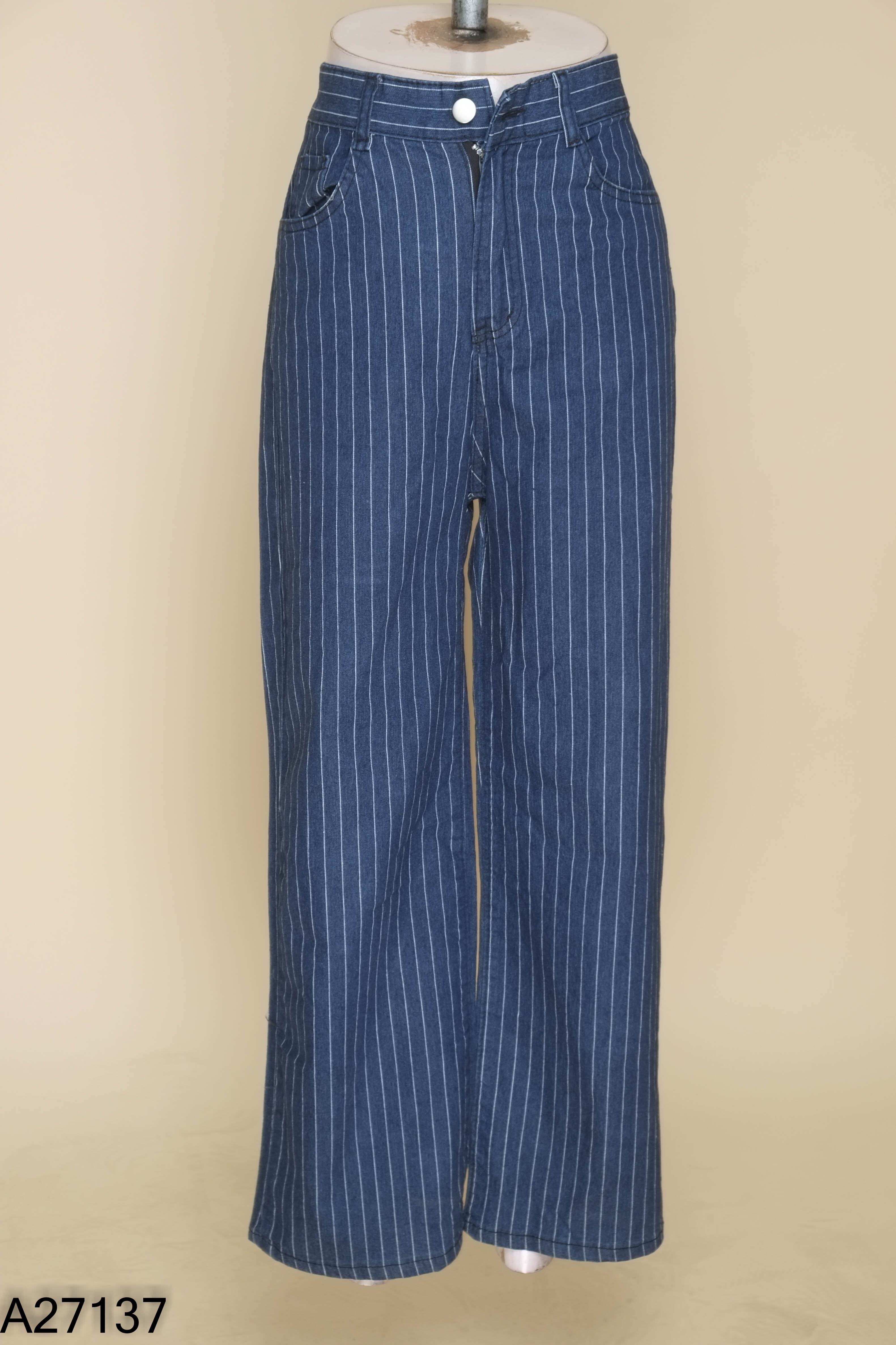 Quần jeans xanh sọc trắng suông