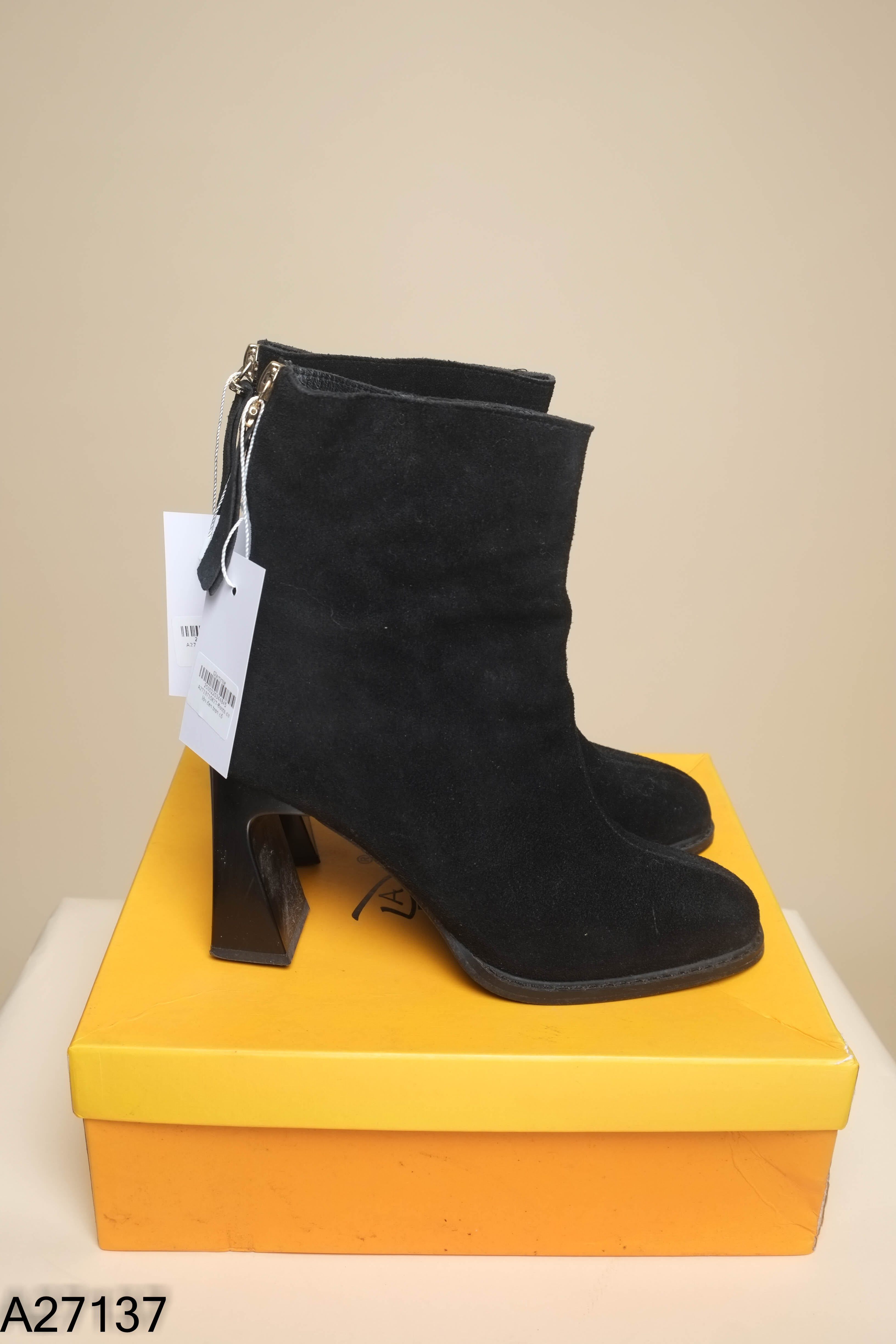 Boots da lộn đen trơn cổ ngắn