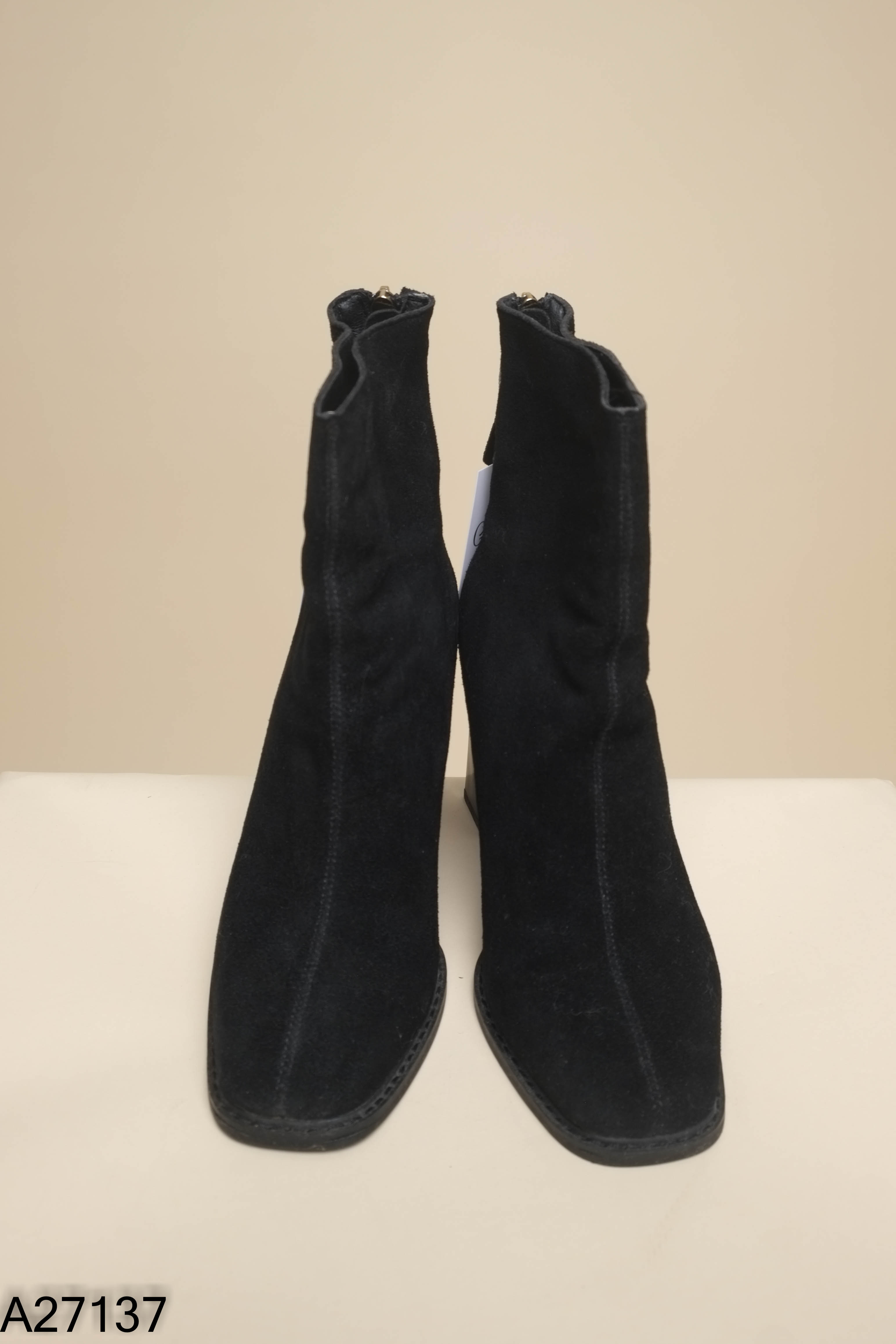 Boots da lộn đen trơn cổ ngắn